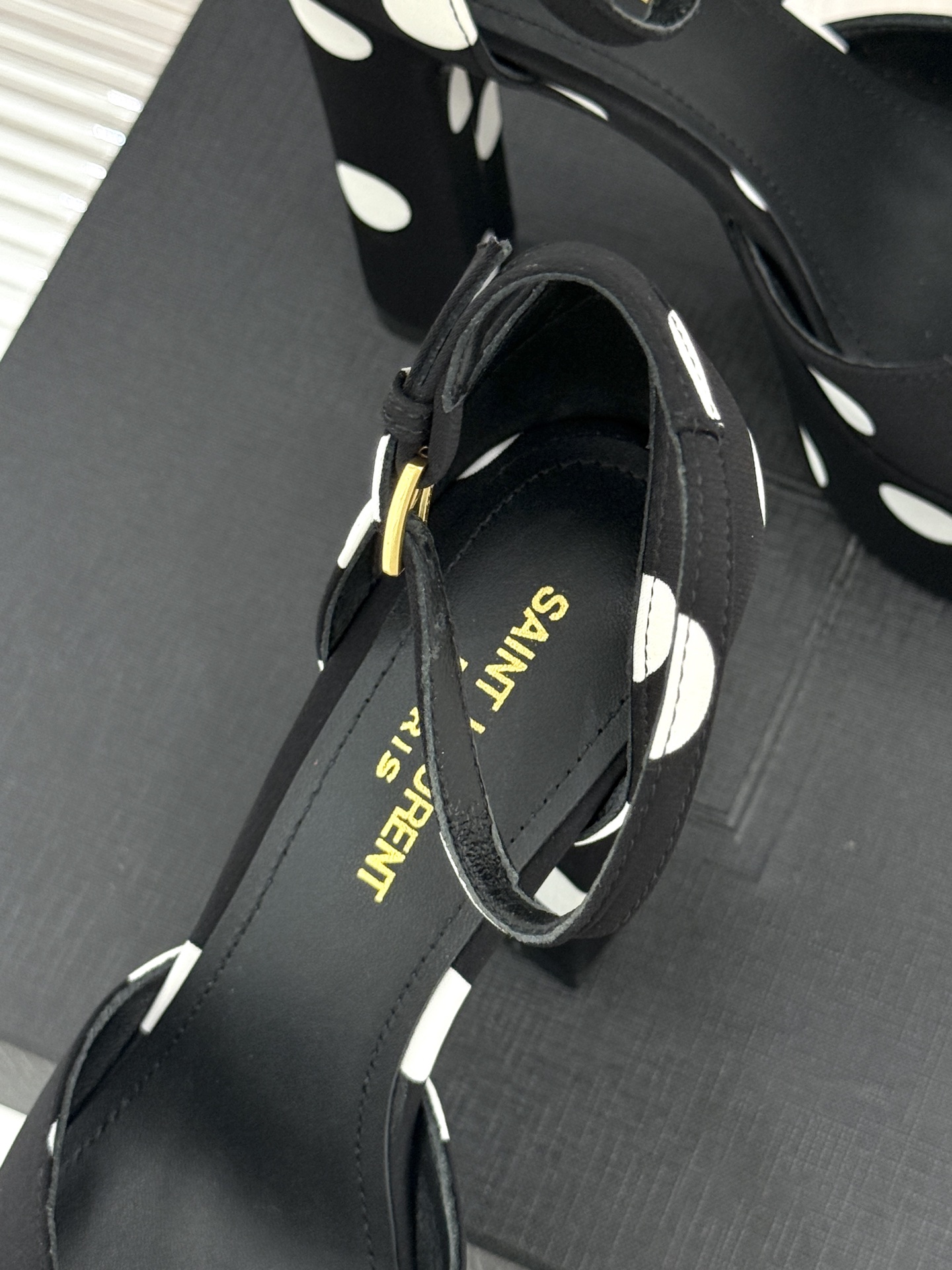 Saint Laurent /YSL圣罗兰26WF新品 波点鱼嘴防水台高跟凉鞋 波点肌理晕染复古调性 鱼嘴露趾衬足型纤细
