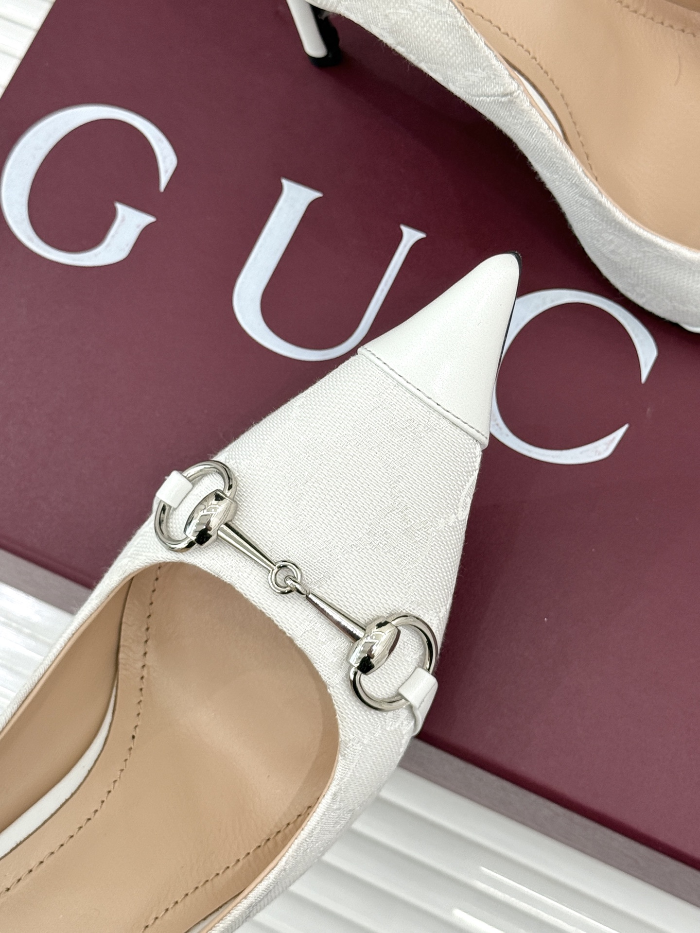 Gucci/古驰26WF新品Donna系列 马衔扣尖头高跟鞋凉鞋 经典马衔扣缀鞋面 尖头线条修饰纤细脚型 细跟拉长腿型比