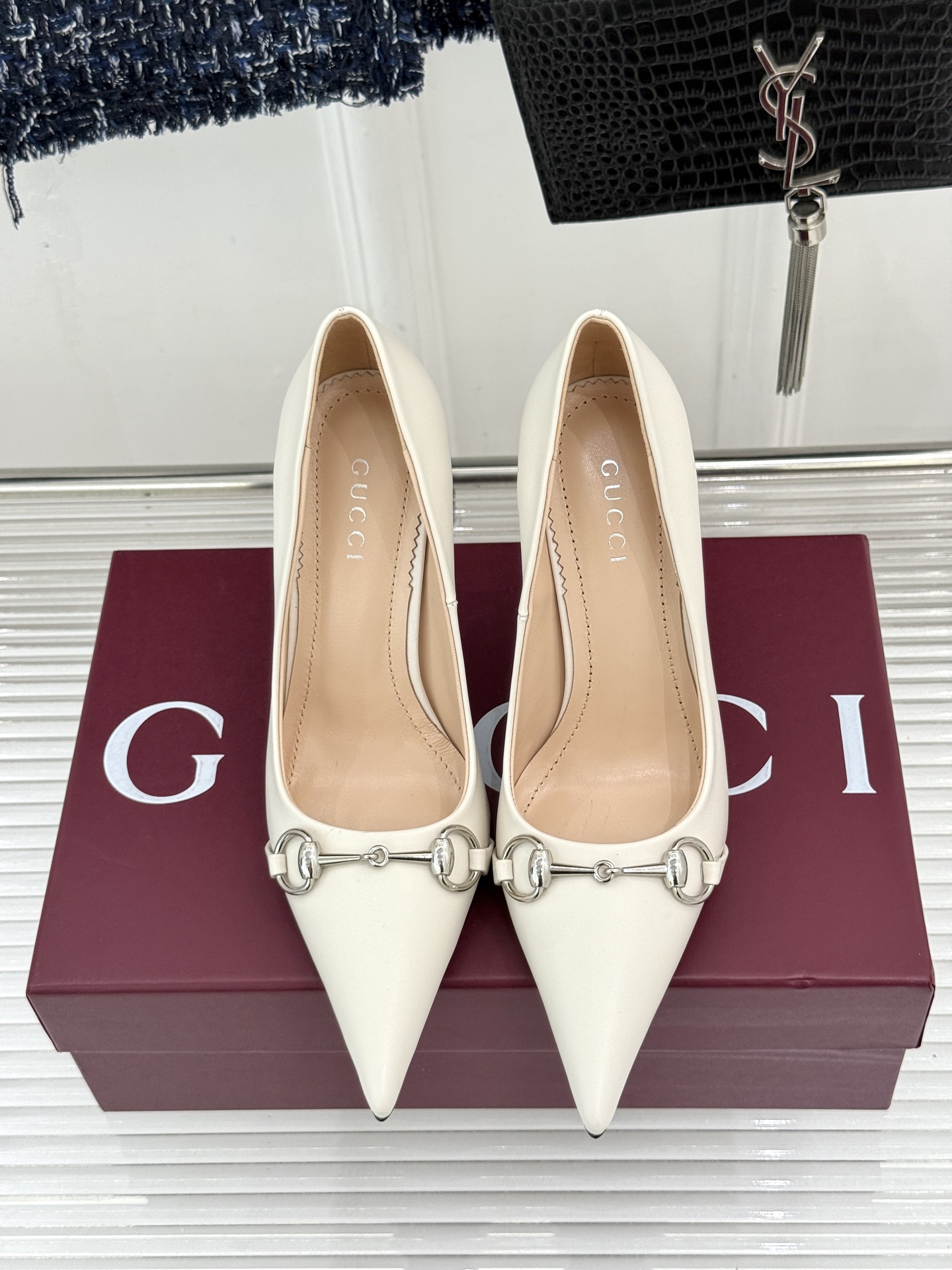Gucci/古驰26WF新品Donna系列 马衔扣尖头高跟鞋凉鞋 经典马衔扣缀鞋面 尖头线条修饰纤细脚型 细跟拉长腿型比