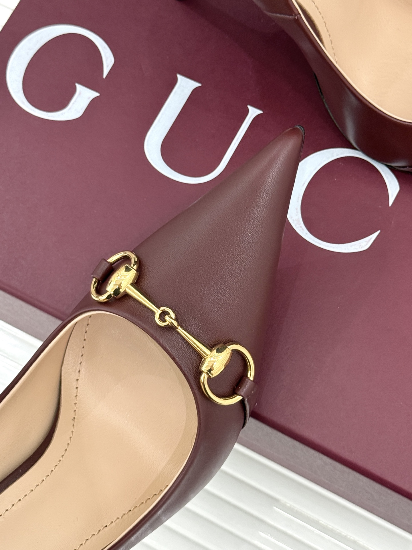 Gucci/古驰26WF新品Donna系列 马衔扣尖头高跟鞋凉鞋 经典马衔扣缀鞋面 尖头线条修饰纤细脚型 细跟拉长腿型比
