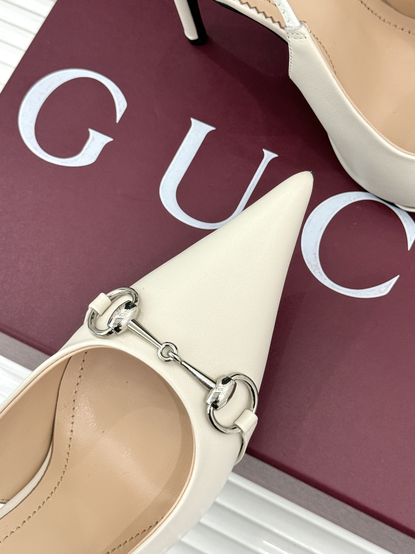 Gucci/古驰26WF新品Donna系列 马衔扣尖头高跟鞋凉鞋 经典马衔扣缀鞋面 尖头线条修饰纤细脚型 细跟拉长腿型比