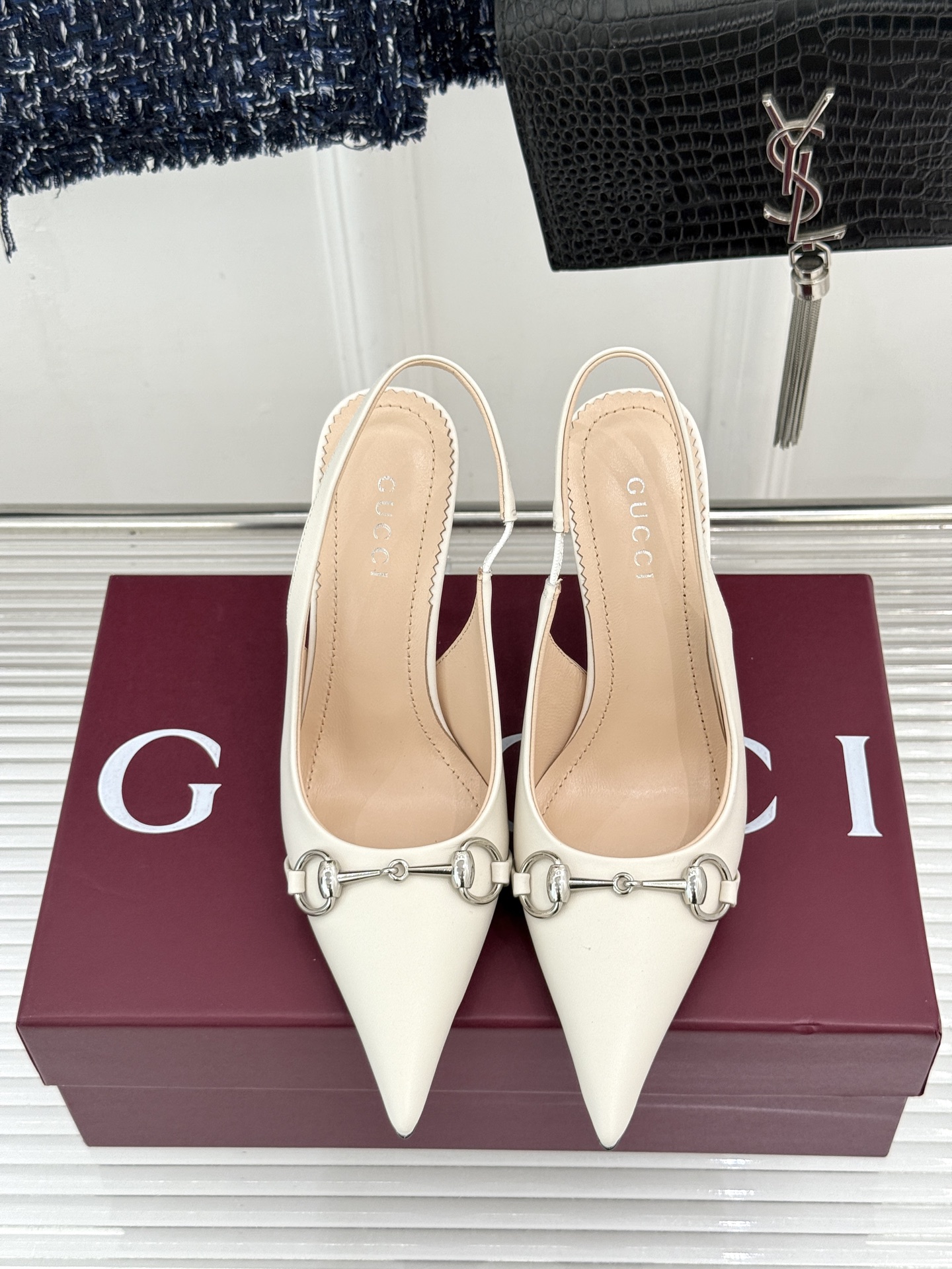 Gucci/古驰26WF新品Donna系列 马衔扣尖头高跟鞋凉鞋 经典马衔扣缀鞋面 尖头线条修饰纤细脚型 细跟拉长腿型比