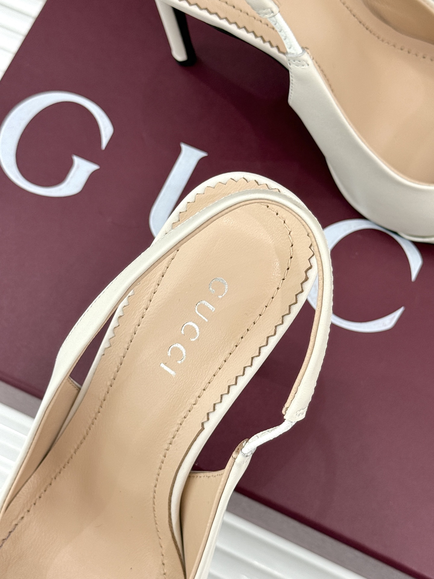 Gucci/古驰26WF新品Donna系列 马衔扣尖头高跟鞋凉鞋 经典马衔扣缀鞋面 尖头线条修饰纤细脚型 细跟拉长腿型比