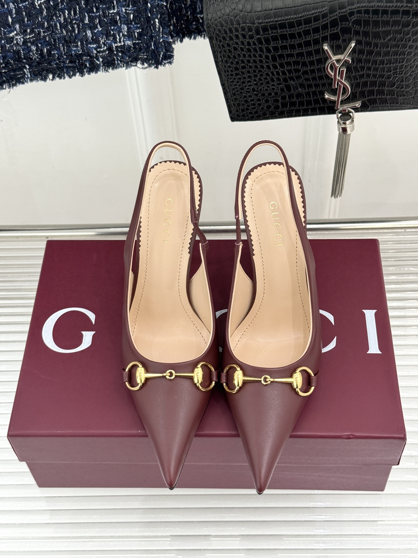 Gucci/古驰26WF新品Donna系列 马衔扣尖头高跟鞋凉鞋 经典马衔扣缀鞋面 尖头线条修饰纤细脚型 细跟拉长腿型比
