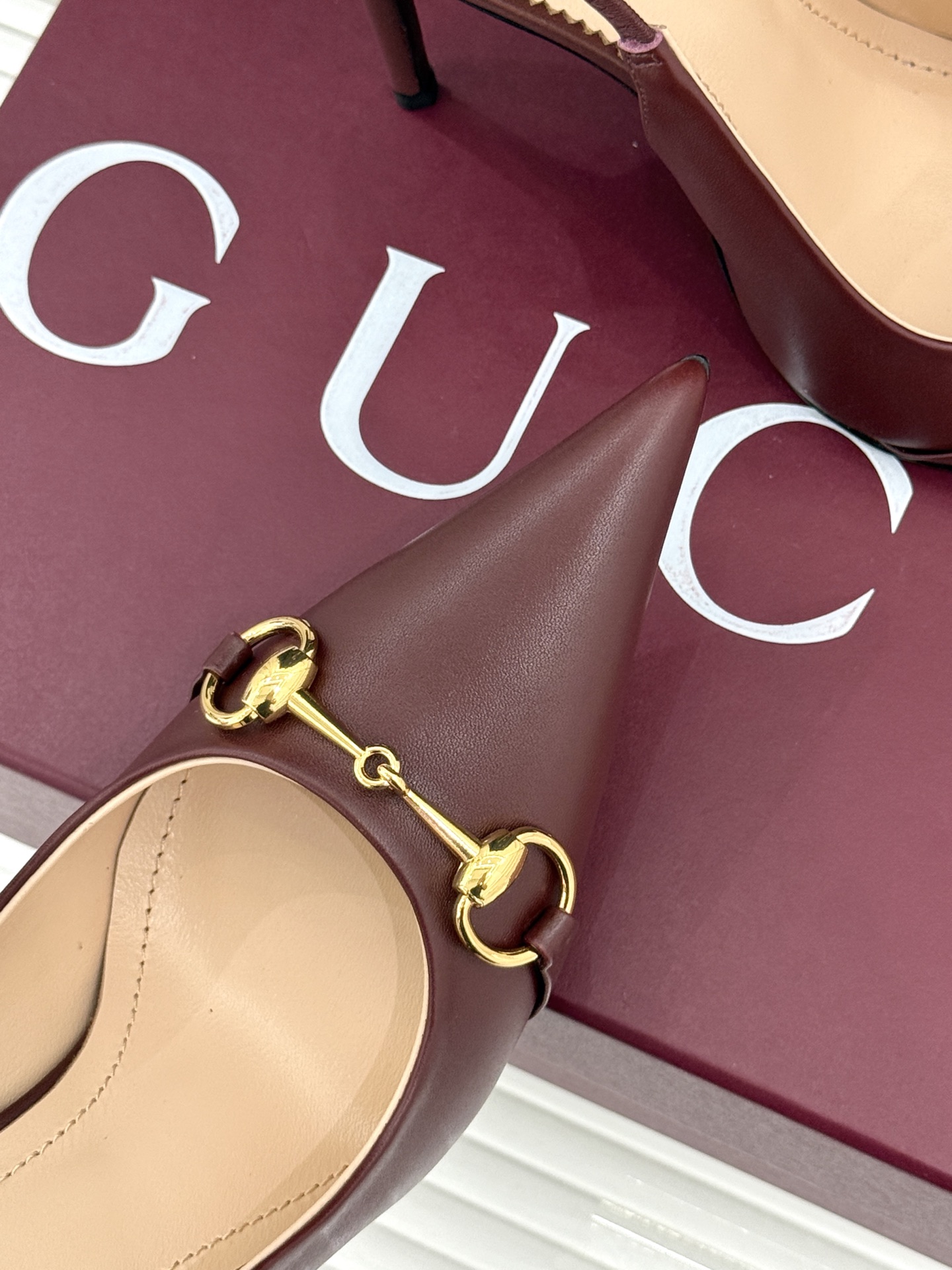 Gucci/古驰26WF新品Donna系列 马衔扣尖头高跟鞋凉鞋 经典马衔扣缀鞋面 尖头线条修饰纤细脚型 细跟拉长腿型比