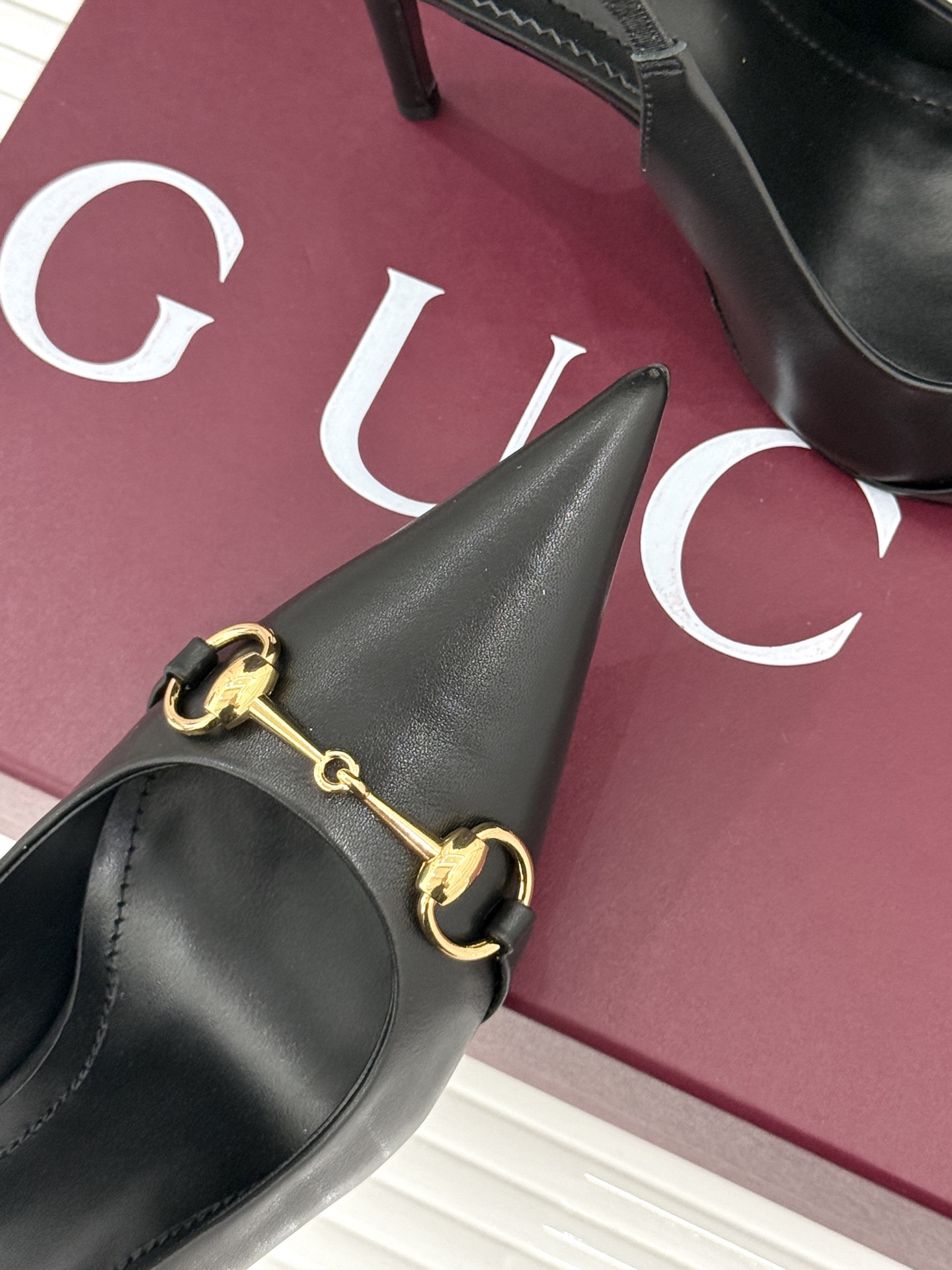 Gucci/古驰26WF新品Donna系列 马衔扣尖头高跟鞋凉鞋 经典马衔扣缀鞋面 尖头线条修饰纤细脚型 细跟拉长腿型比