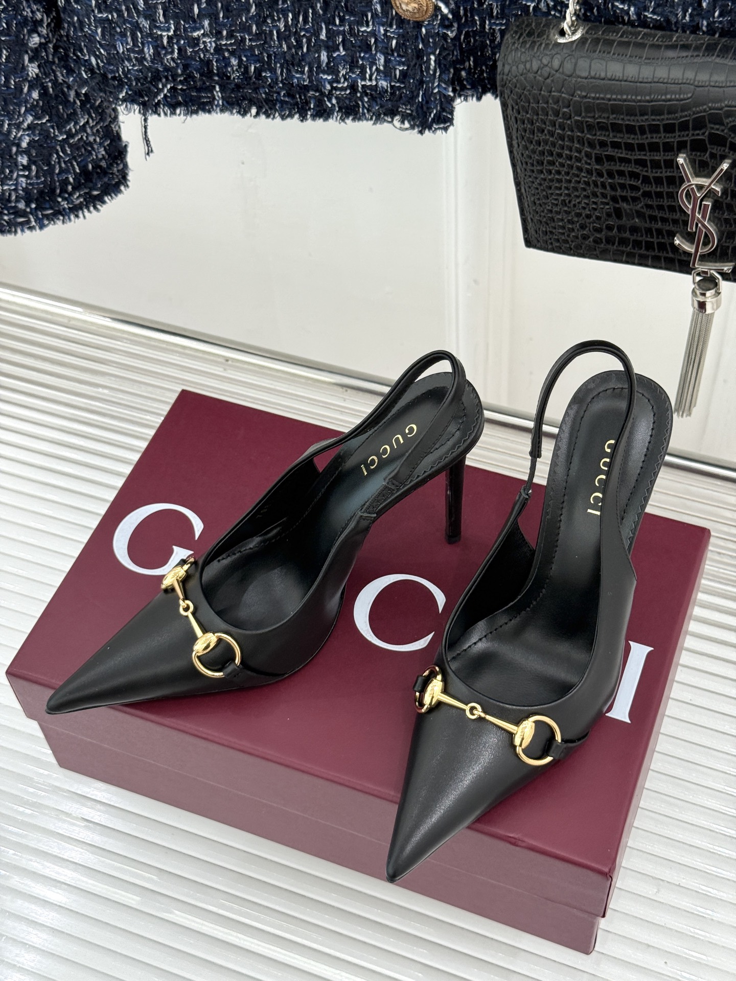 Gucci/古驰26WF新品Donna系列 马衔扣尖头高跟鞋凉鞋 经典马衔扣缀鞋面 尖头线条修饰纤细脚型 细跟拉长腿型比