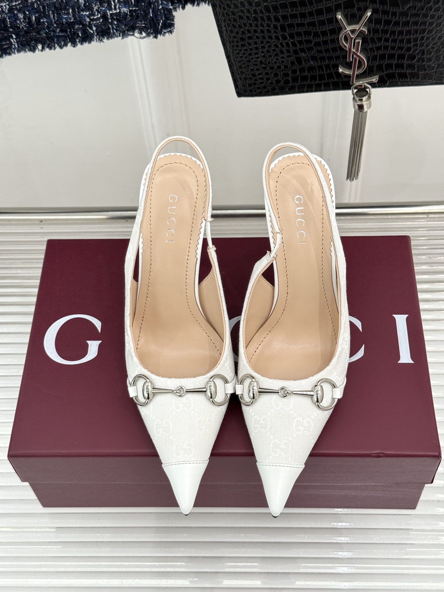 Gucci/古驰26WF新品Donna系列 马衔扣尖头高跟鞋凉鞋 经典马衔扣缀鞋面 尖头线条修饰纤细脚型 细跟拉长腿型比