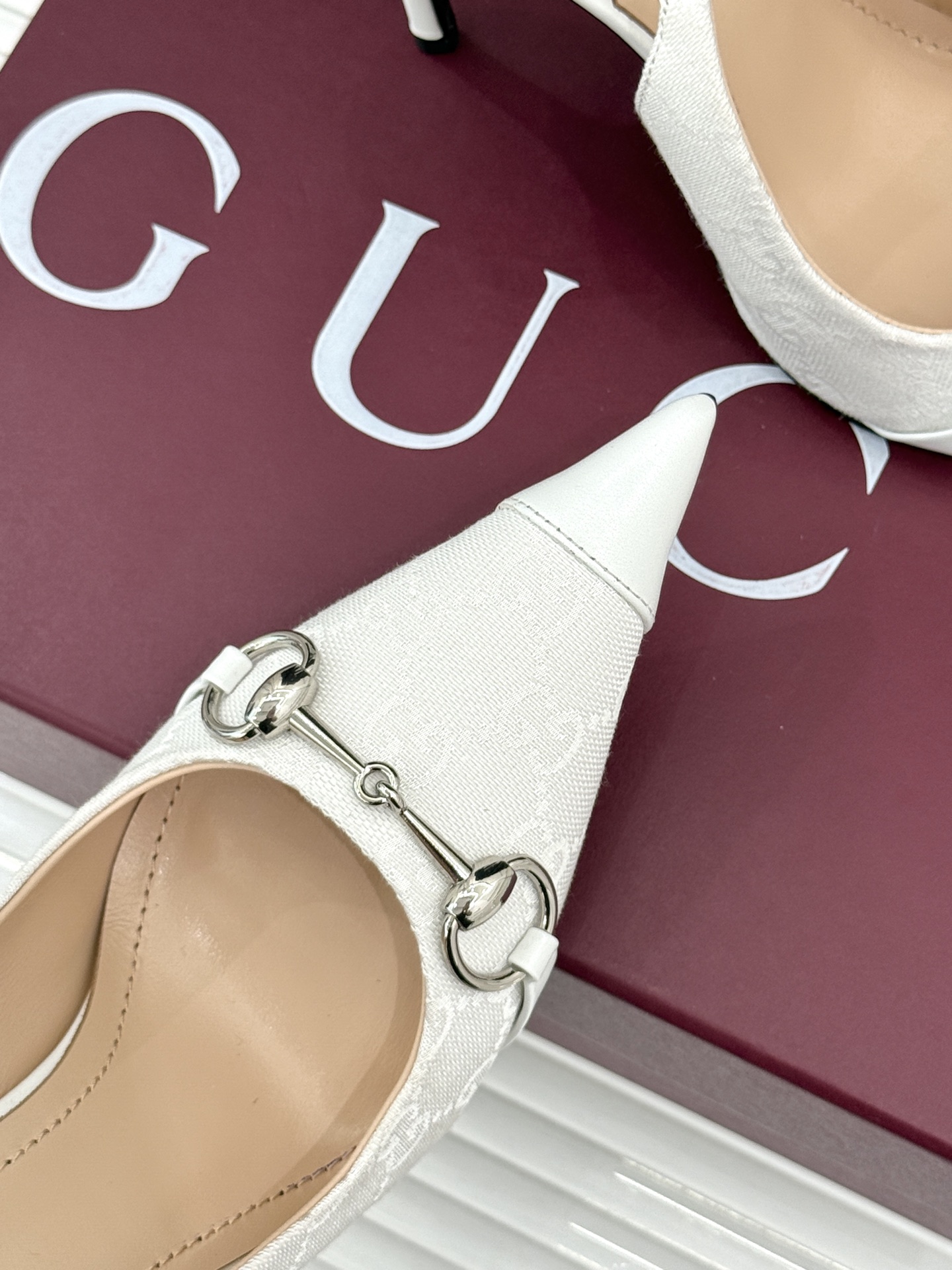 Gucci/古驰26WF新品Donna系列 马衔扣尖头高跟鞋凉鞋 经典马衔扣缀鞋面 尖头线条修饰纤细脚型 细跟拉长腿型比