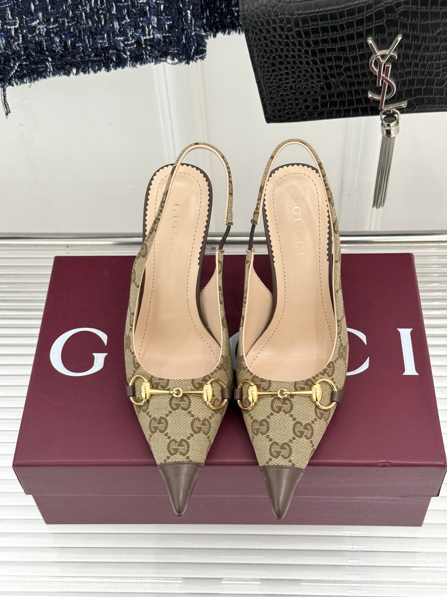 Gucci/古驰26WF新品Donna系列 马衔扣尖头高跟鞋凉鞋 经典马衔扣缀鞋面 尖头线条修饰纤细脚型 细跟拉长腿型比 Gucci/古驰26WF新品Donna系列 马衔扣尖头高跟鞋凉鞋 经典马衔扣缀鞋面 尖头线条修饰纤细脚型 细跟拉长腿型比