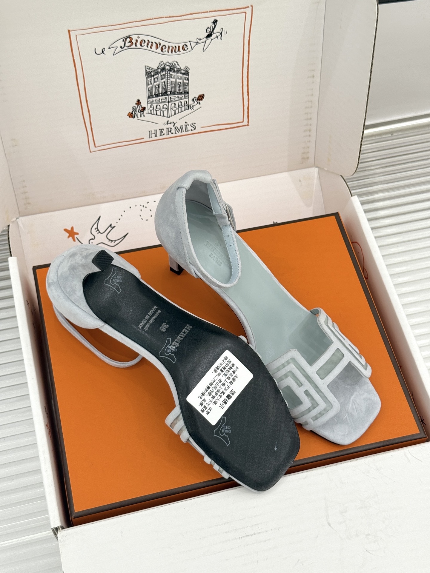 (配原版飞机盒) Hermès/爱马仕经典H型 细跟高跟凉鞋 极简奢韵 勾勒优雅身姿 标志性H型镂空鞋面 凝练品牌经典设 (配原版飞机盒) Hermès/爱马仕经典H型 细跟高跟凉鞋 极简奢韵 勾勒优雅身姿 标志性H型镂空鞋面 凝练品牌经典设