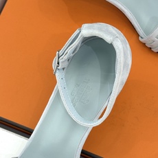 (配原版飞机盒) Hermès/爱马仕经典H型 细跟高跟凉鞋 极简奢韵 勾勒优雅身姿 标志性H型镂空鞋面 凝练品牌经典设 (配原版飞机盒) Hermès/爱马仕经典H型 细跟高跟凉鞋 极简奢韵 勾勒优雅身姿 标志性H型镂空鞋面 凝练品牌经典设