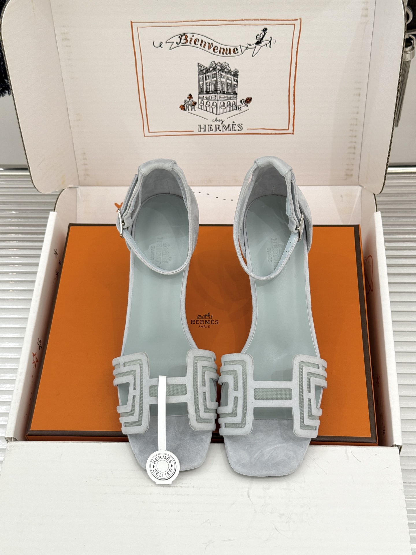 (配原版飞机盒) Hermès/爱马仕经典H型 细跟高跟凉鞋 极简奢韵 勾勒优雅身姿 标志性H型镂空鞋面 凝练品牌经典设 (配原版飞机盒) Hermès/爱马仕经典H型 细跟高跟凉鞋 极简奢韵 勾勒优雅身姿 标志性H型镂空鞋面 凝练品牌经典设