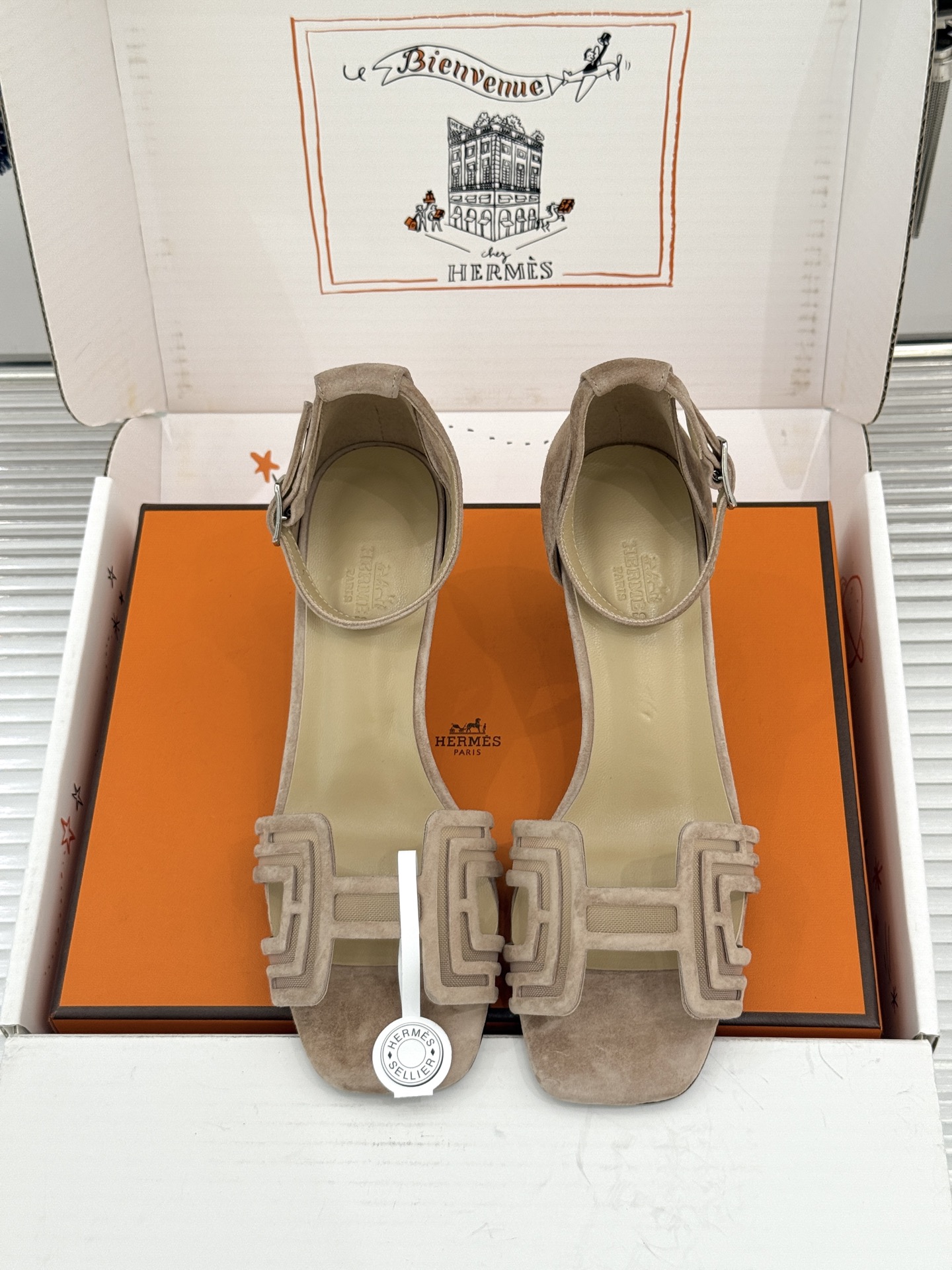 （配原版飞机盒） Hermès/爱马仕经典H型 细跟高跟凉鞋 极简奢韵 勾勒优雅身姿 标志性H型镂空鞋面 凝练品牌经典设
