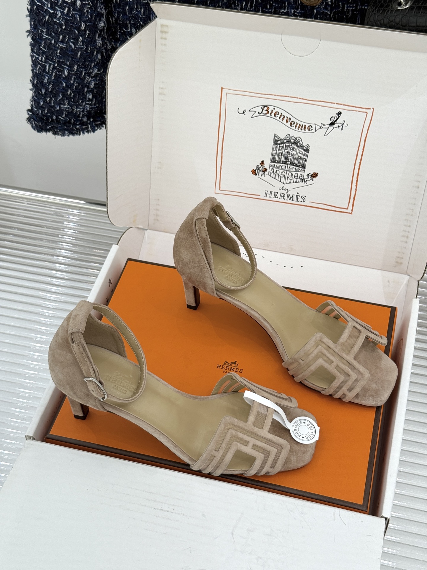 （配原版飞机盒） Hermès/爱马仕经典H型 细跟高跟凉鞋 极简奢韵 勾勒优雅身姿 标志性H型镂空鞋面 凝练品牌经典设