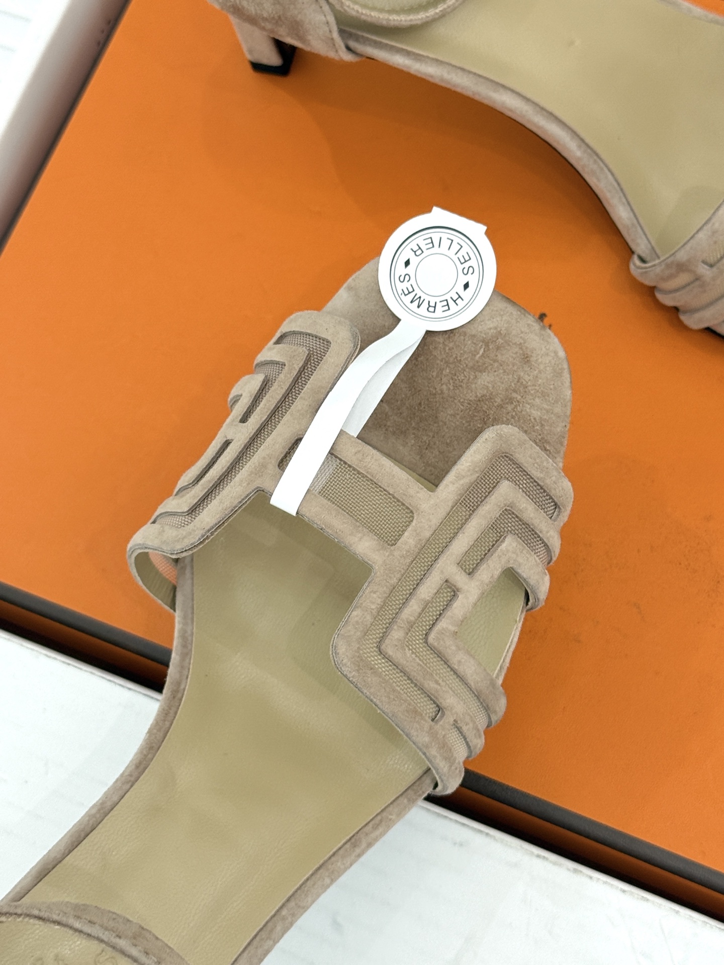 （配原版飞机盒） Hermès/爱马仕经典H型 细跟高跟凉鞋 极简奢韵 勾勒优雅身姿 标志性H型镂空鞋面 凝练品牌经典设