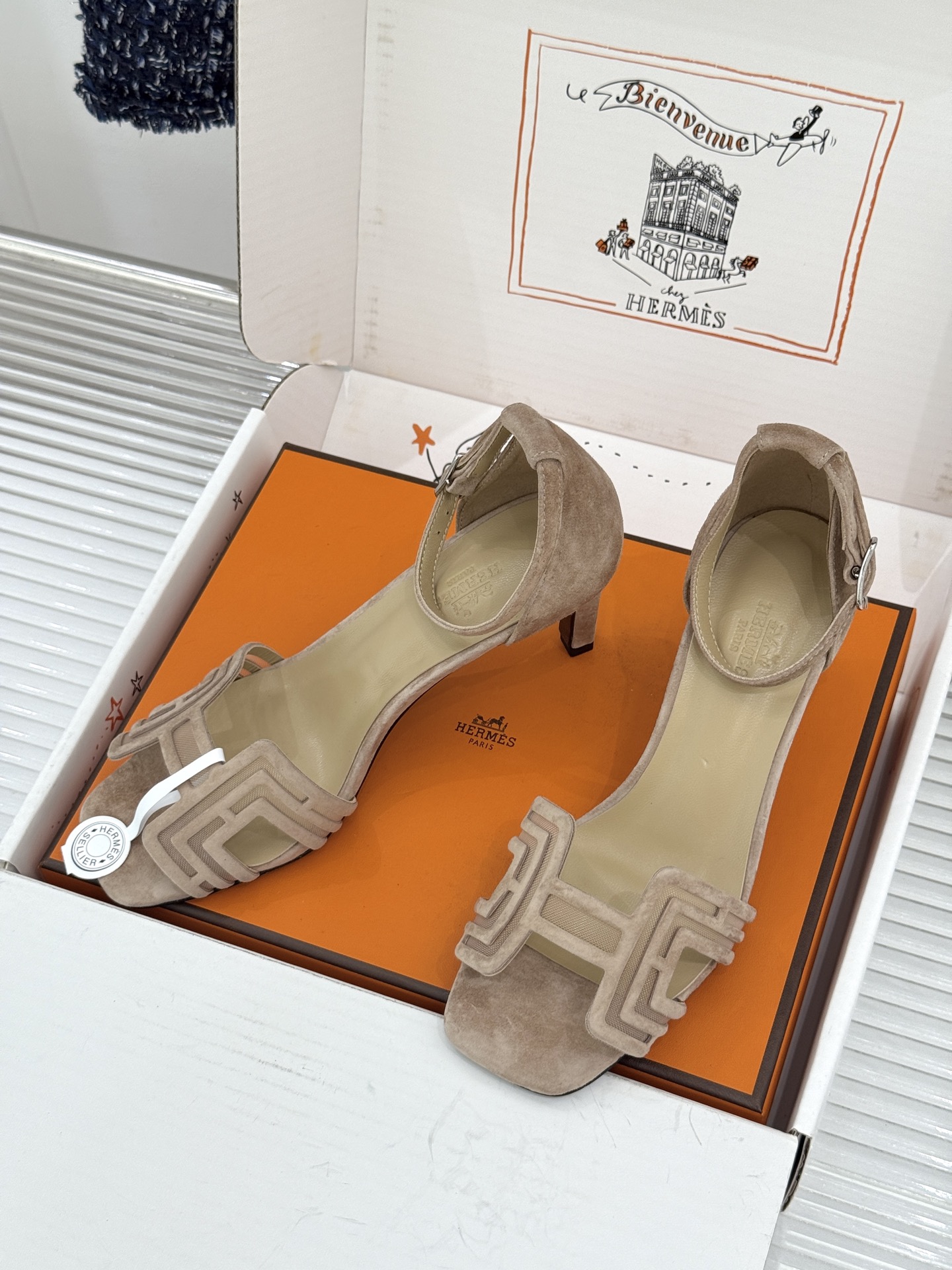 （配原版飞机盒） Hermès/爱马仕经典H型 细跟高跟凉鞋 极简奢韵 勾勒优雅身姿 标志性H型镂空鞋面 凝练品牌经典设