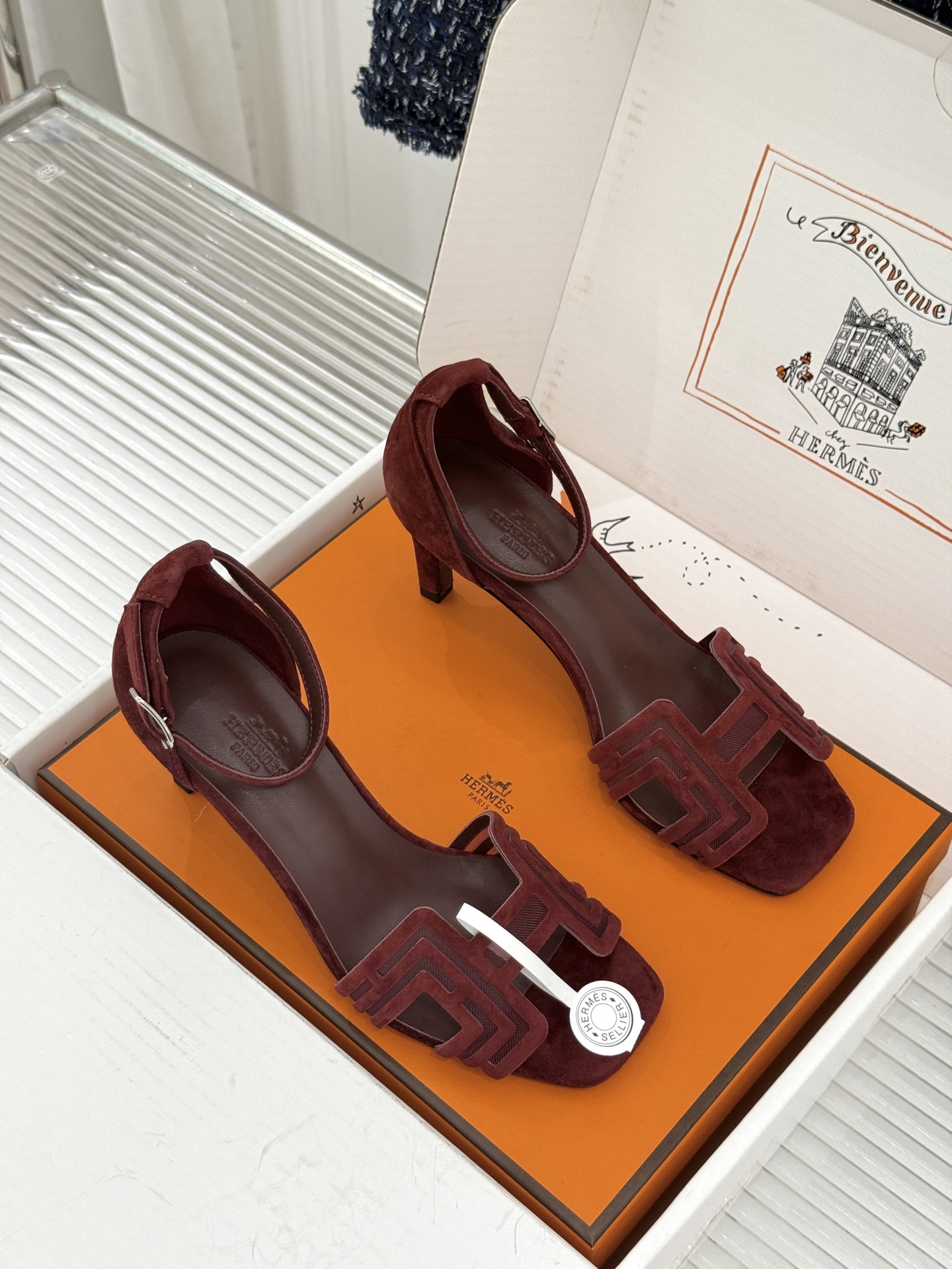 (配原版飞机盒) Hermès/爱马仕经典H型 细跟高跟凉鞋 极简奢韵 勾勒优雅身姿 标志性H型镂空鞋面 凝练品牌经典设 (配原版飞机盒) Hermès/爱马仕经典H型 细跟高跟凉鞋 极简奢韵 勾勒优雅身姿 标志性H型镂空鞋面 凝练品牌经典设