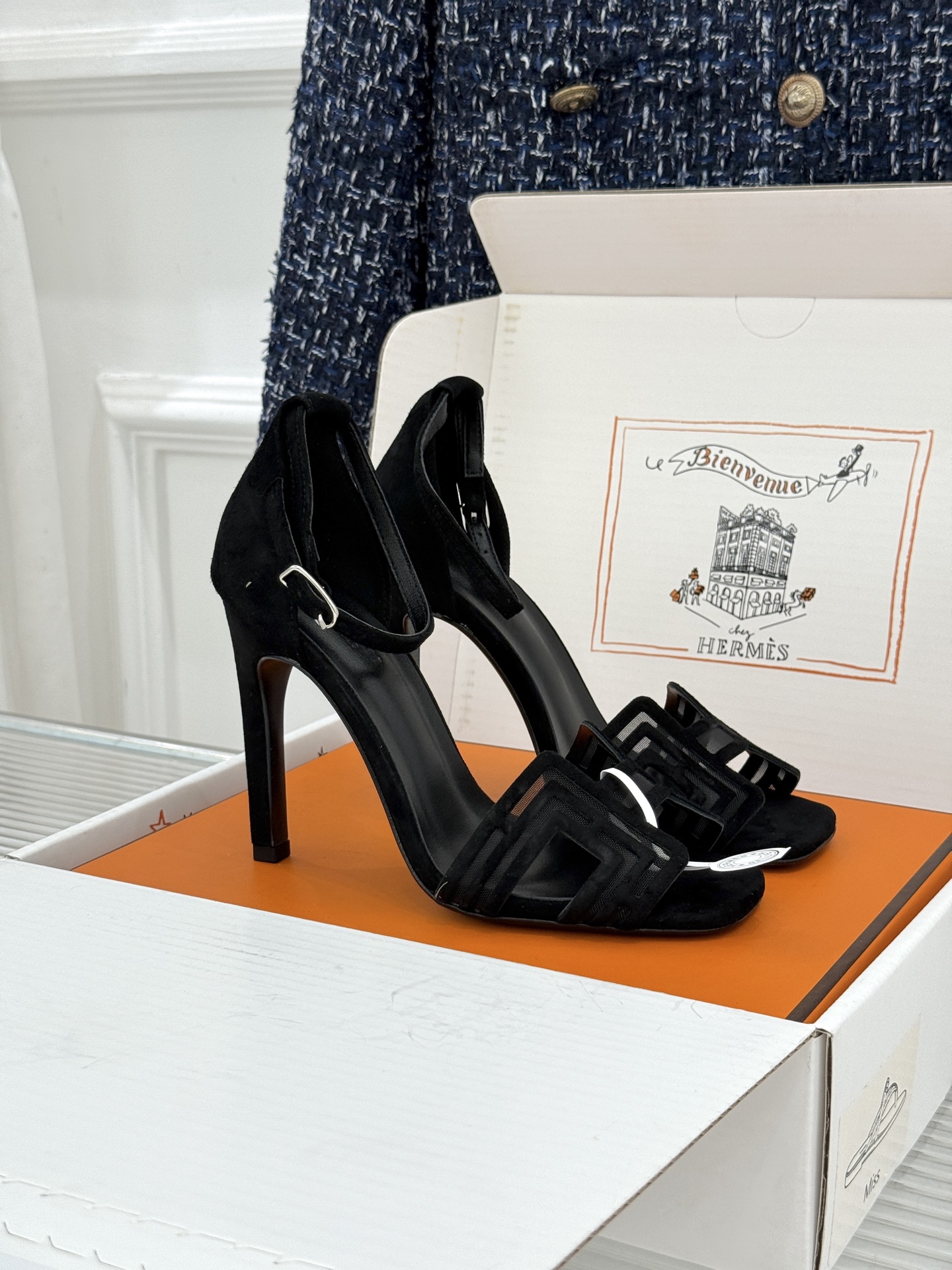 (配原版飞机盒) Hermès/爱马仕经典H型 细跟高跟凉鞋 极简奢韵 勾勒优雅身姿 标志性H型镂空鞋面 凝练品牌经典设 (配原版飞机盒) Hermès/爱马仕经典H型 细跟高跟凉鞋 极简奢韵 勾勒优雅身姿 标志性H型镂空鞋面 凝练品牌经典设