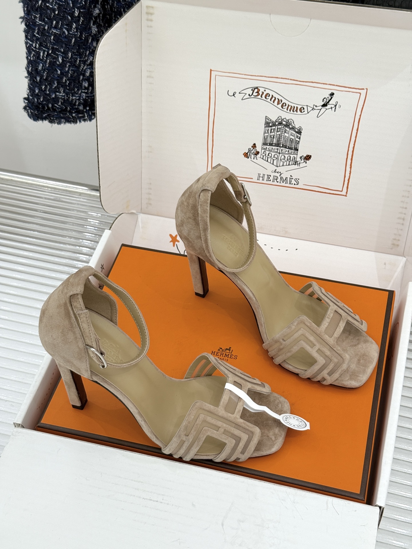 （配原版飞机盒） Hermès/爱马仕经典H型 细跟高跟凉鞋 极简奢韵 勾勒优雅身姿 标志性H型镂空鞋面 凝练品牌经典设