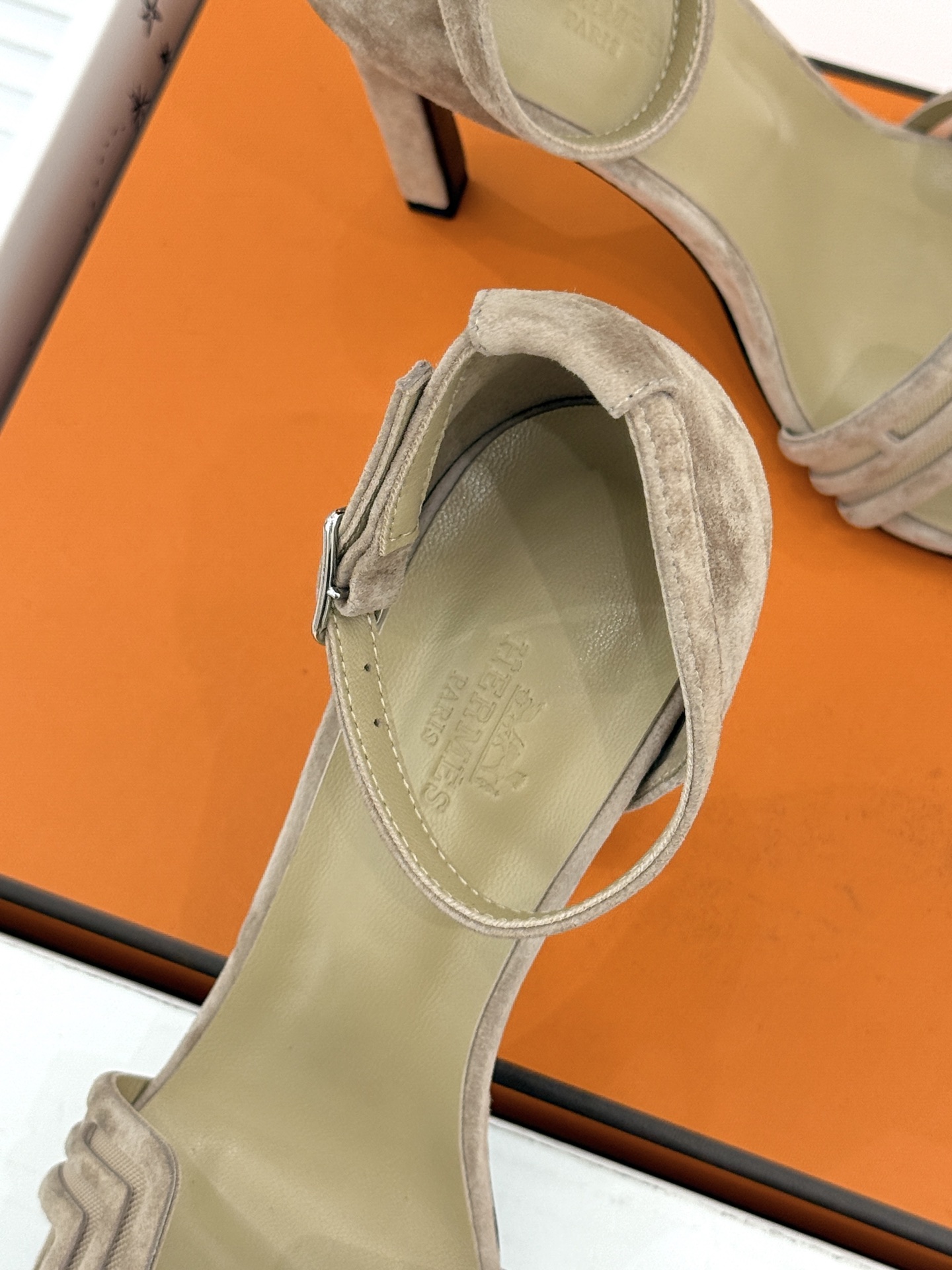 （配原版飞机盒） Hermès/爱马仕经典H型 细跟高跟凉鞋 极简奢韵 勾勒优雅身姿 标志性H型镂空鞋面 凝练品牌经典设
