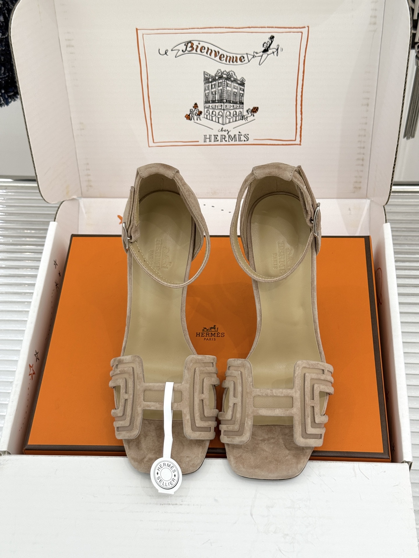 （配原版飞机盒） Hermès/爱马仕经典H型 细跟高跟凉鞋 极简奢韵 勾勒优雅身姿 标志性H型镂空鞋面 凝练品牌经典设