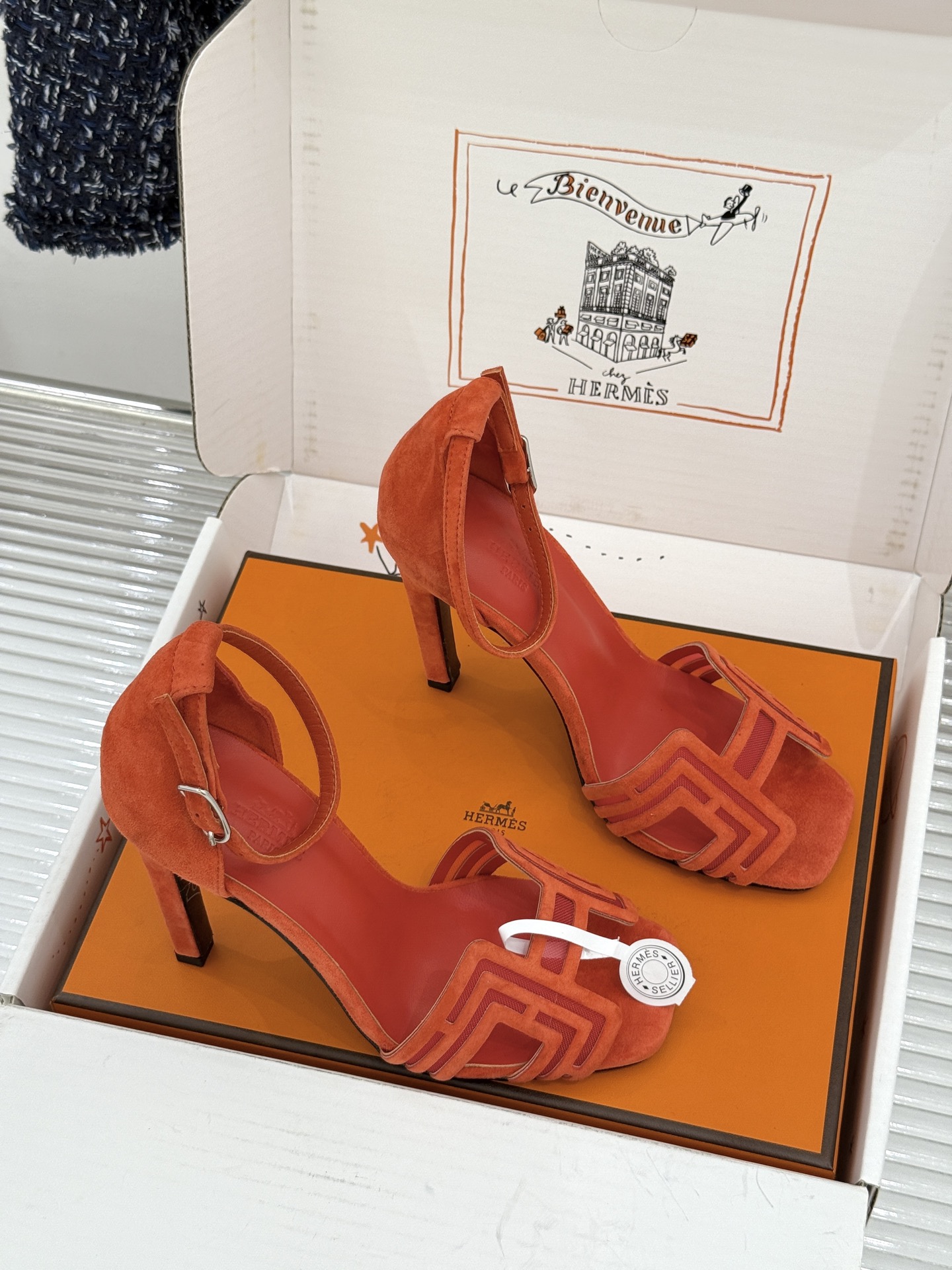 （配原版飞机盒） Hermès/爱马仕经典H型 细跟高跟凉鞋 极简奢韵 勾勒优雅身姿 标志性H型镂空鞋面 凝练品牌经典设