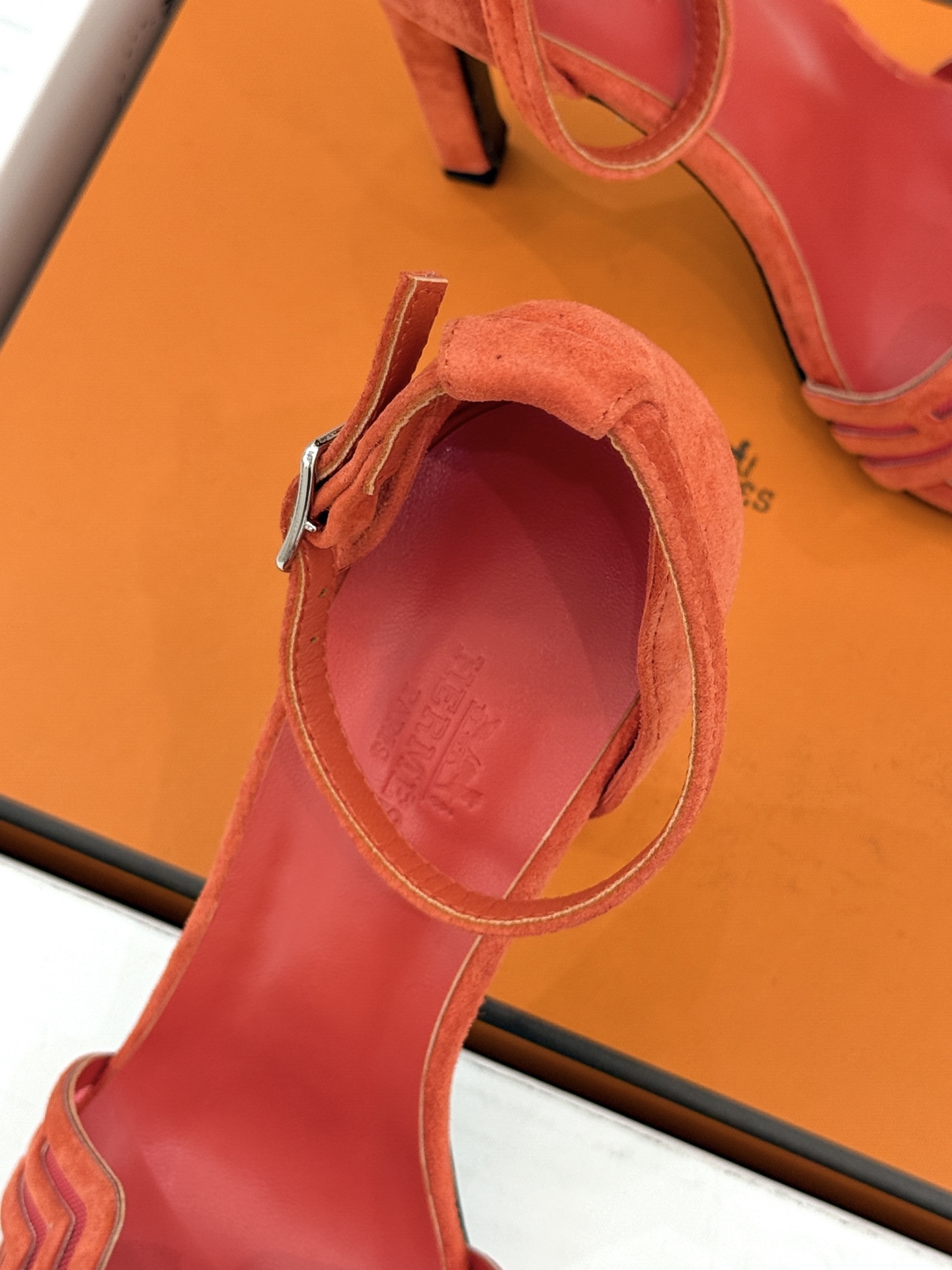 （配原版飞机盒） Hermès/爱马仕经典H型 细跟高跟凉鞋 极简奢韵 勾勒优雅身姿 标志性H型镂空鞋面 凝练品牌经典设