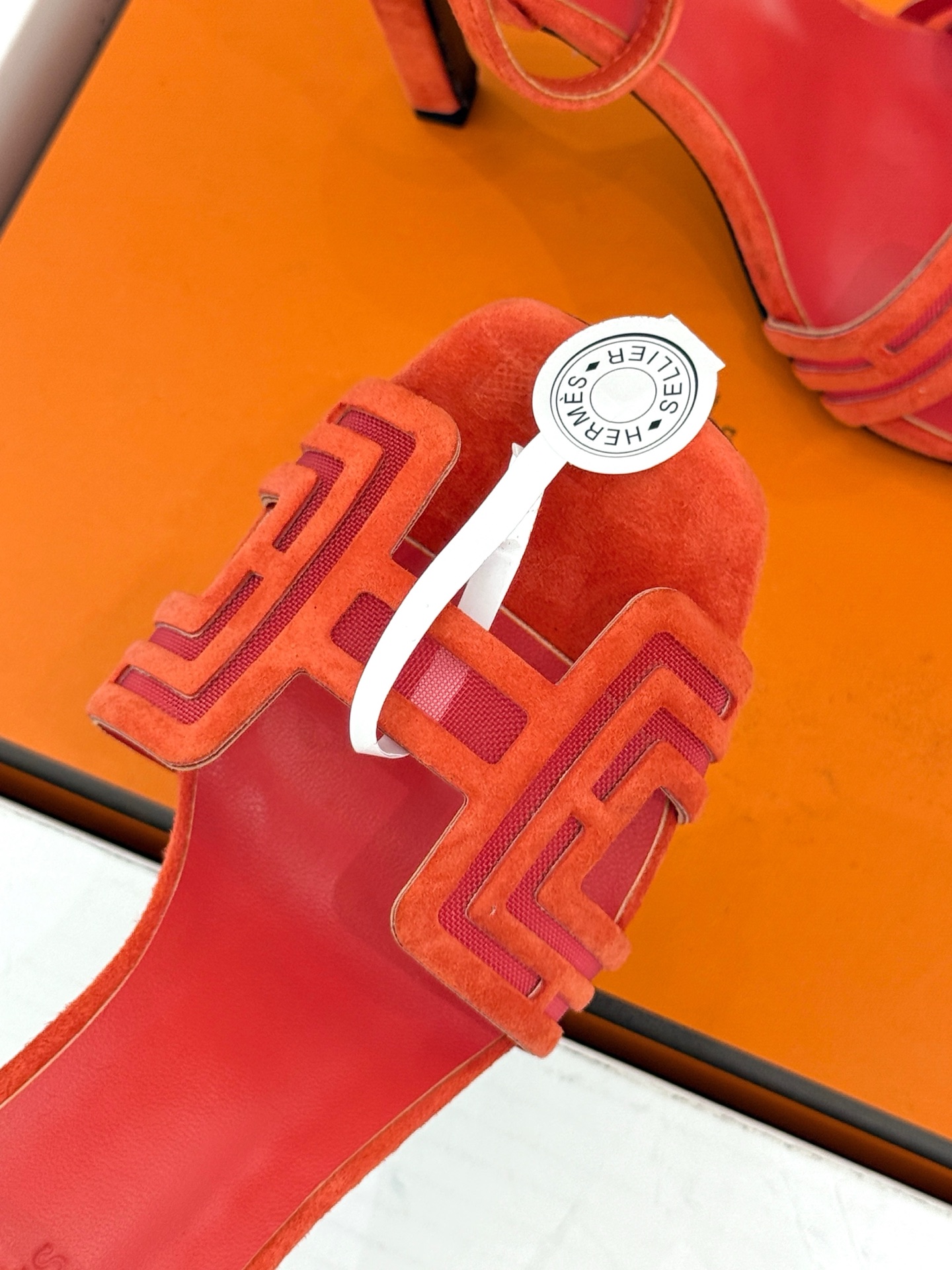 （配原版飞机盒） Hermès/爱马仕经典H型 细跟高跟凉鞋 极简奢韵 勾勒优雅身姿 标志性H型镂空鞋面 凝练品牌经典设