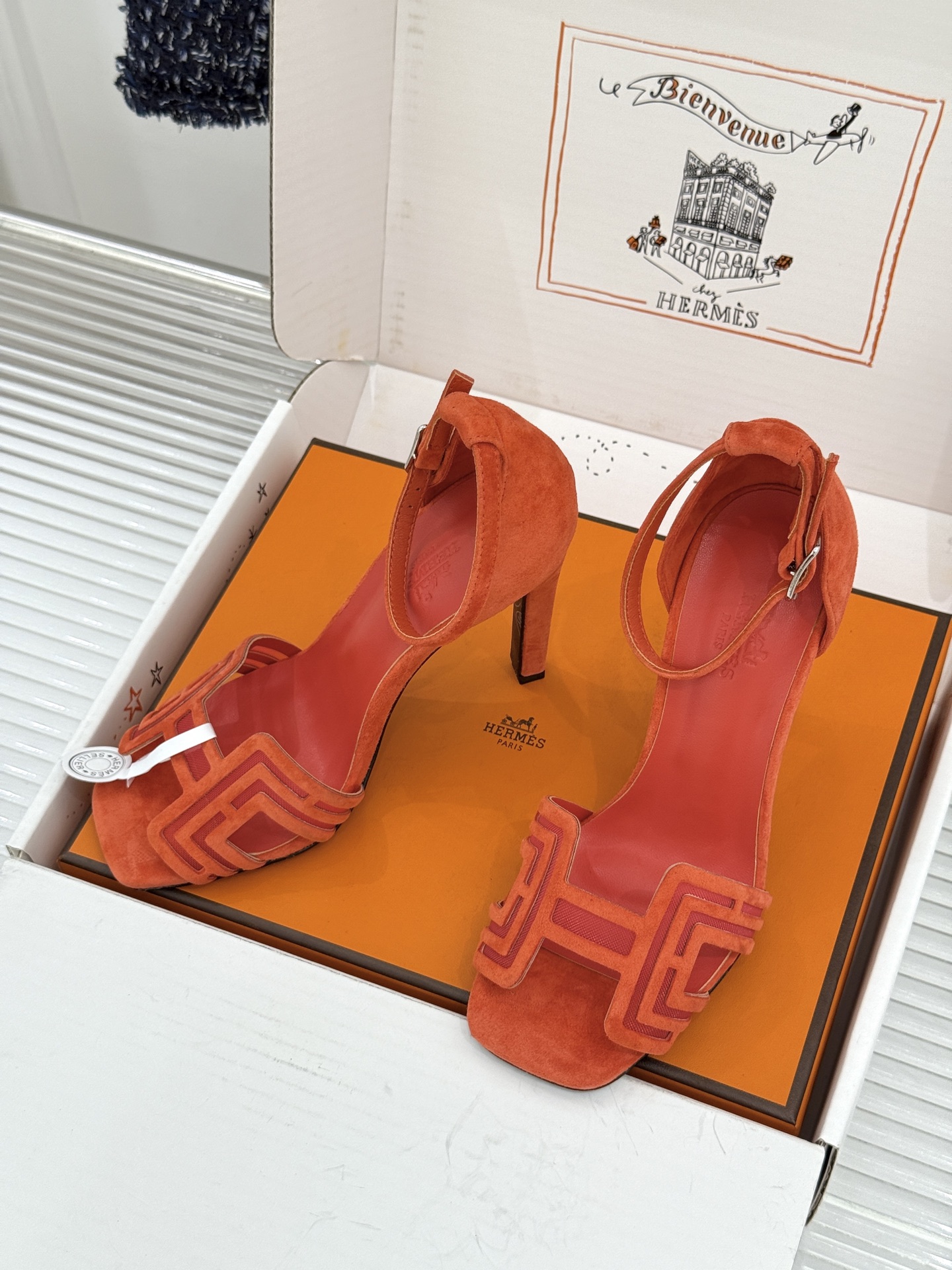 （配原版飞机盒） Hermès/爱马仕经典H型 细跟高跟凉鞋 极简奢韵 勾勒优雅身姿 标志性H型镂空鞋面 凝练品牌经典设