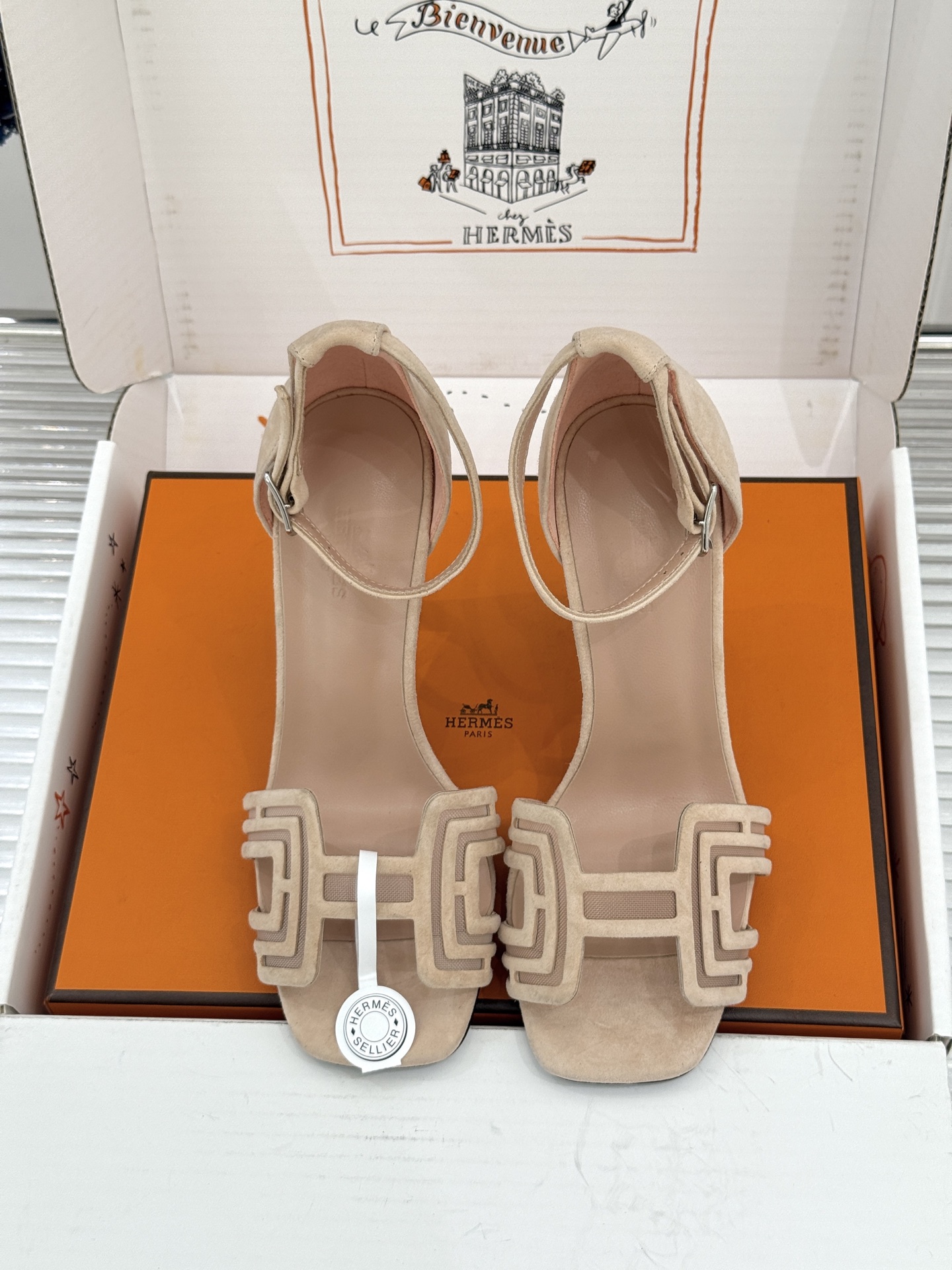 (配原版飞机盒) Hermès/爱马仕经典H型 细跟高跟凉鞋 极简奢韵 勾勒优雅身姿 标志性H型镂空鞋面 凝练品牌经典设 (配原版飞机盒) Hermès/爱马仕经典H型 细跟高跟凉鞋 极简奢韵 勾勒优雅身姿 标志性H型镂空鞋面 凝练品牌经典设