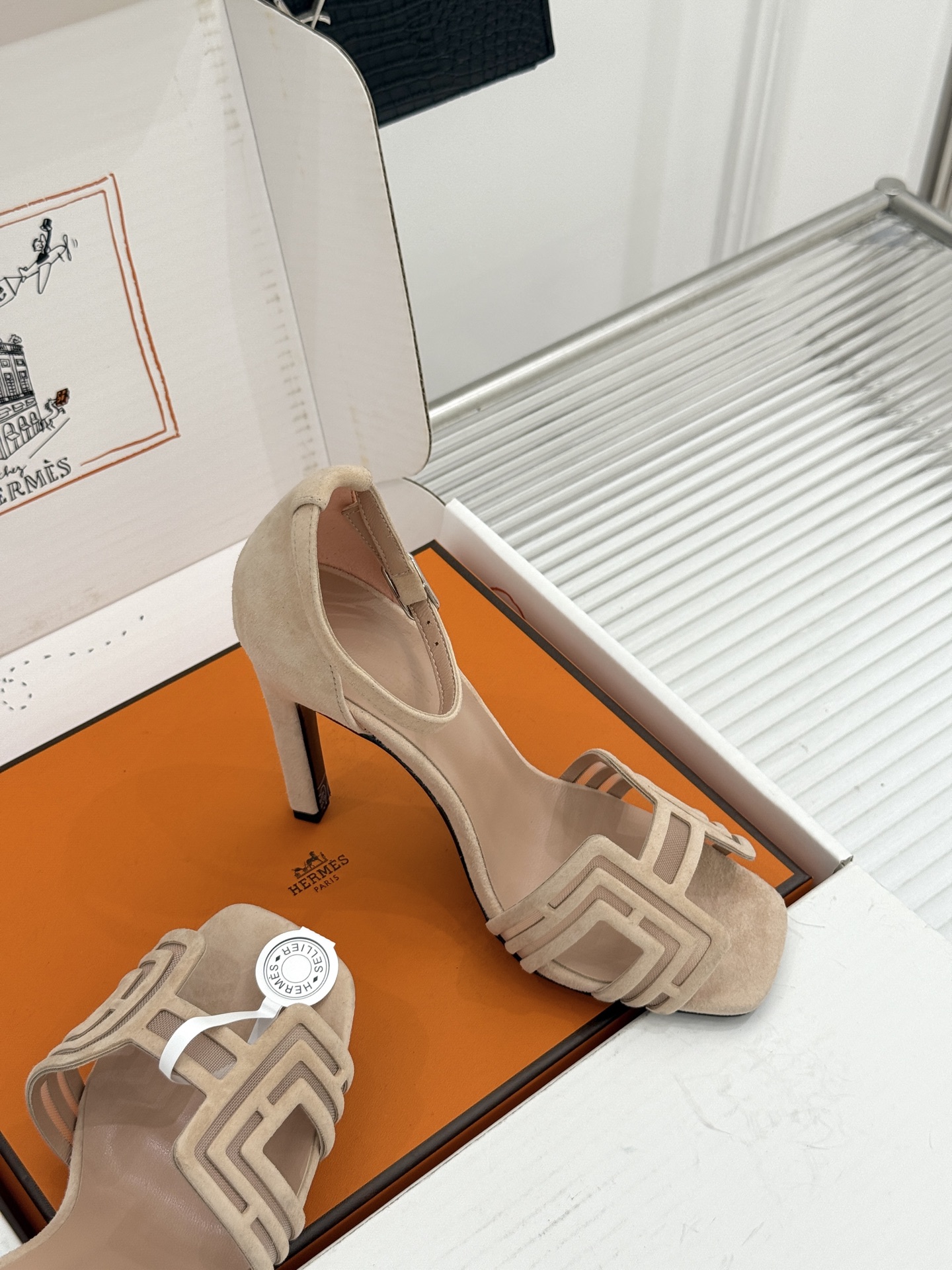 (配原版飞机盒) Hermès/爱马仕经典H型 细跟高跟凉鞋 极简奢韵 勾勒优雅身姿 标志性H型镂空鞋面 凝练品牌经典设 (配原版飞机盒) Hermès/爱马仕经典H型 细跟高跟凉鞋 极简奢韵 勾勒优雅身姿 标志性H型镂空鞋面 凝练品牌经典设