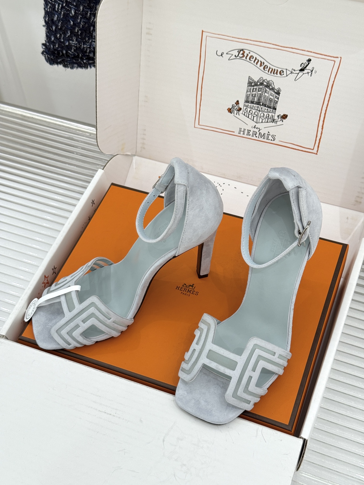 （配原版飞机盒） Hermès/爱马仕经典H型 细跟高跟凉鞋 极简奢韵 勾勒优雅身姿 标志性H型镂空鞋面 凝练品牌经典设