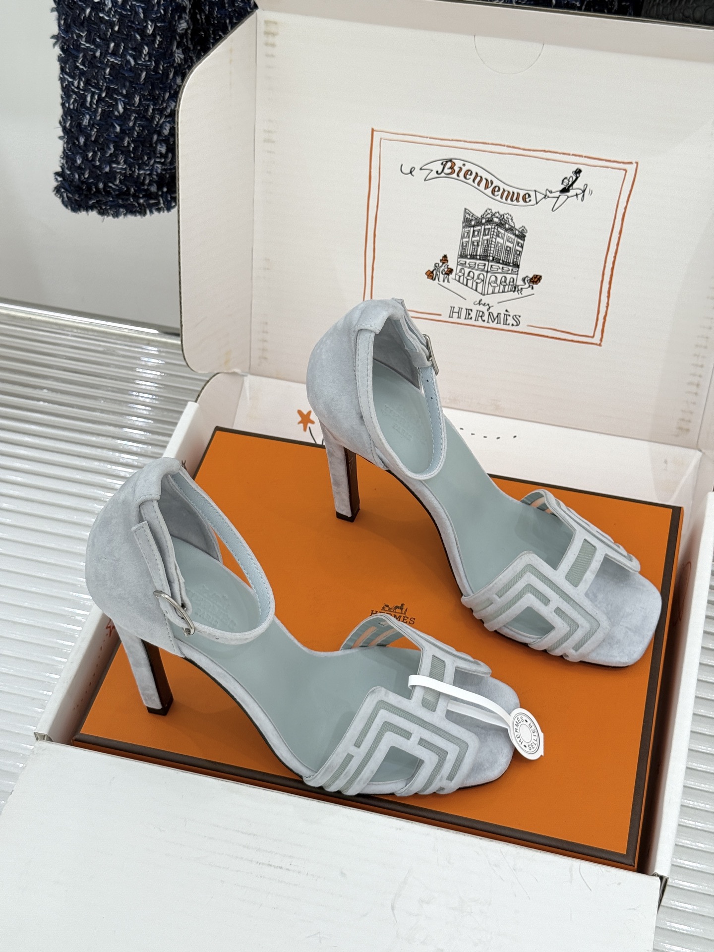 （配原版飞机盒） Hermès/爱马仕经典H型 细跟高跟凉鞋 极简奢韵 勾勒优雅身姿 标志性H型镂空鞋面 凝练品牌经典设