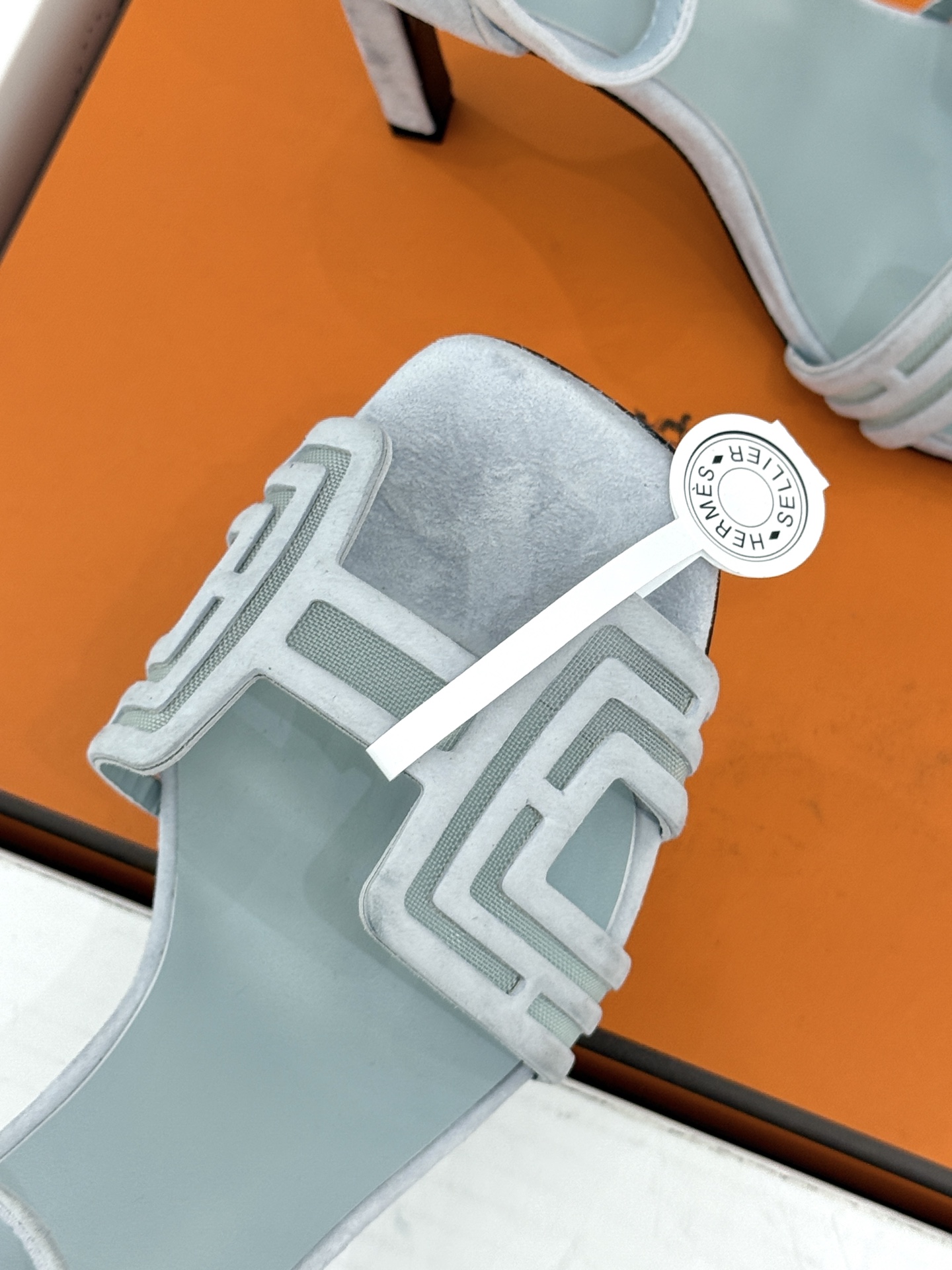 （配原版飞机盒） Hermès/爱马仕经典H型 细跟高跟凉鞋 极简奢韵 勾勒优雅身姿 标志性H型镂空鞋面 凝练品牌经典设