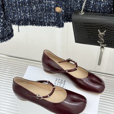 MaisonMargiela|MM6马吉拉 复古分趾玛丽珍鞋 谁懂马吉拉这双的魅力 复古分趾玛丽珍鞋型 招牌分趾灵魂设计 MaisonMargiela|MM6马吉拉 复古分趾玛丽珍鞋 谁懂马吉拉这双的魅力 复古分趾玛丽珍鞋型 招牌分趾灵魂设计