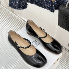 MaisonMargiela|MM6马吉拉 复古分趾玛丽珍鞋 谁懂马吉拉这双的魅力 复古分趾玛丽珍鞋型 招牌分趾灵魂设计 MaisonMargiela|MM6马吉拉 复古分趾玛丽珍鞋 谁懂马吉拉这双的魅力 复古分趾玛丽珍鞋型 招牌分趾灵魂设计