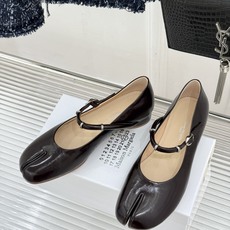 MaisonMargiela|MM6马吉拉 复古分趾玛丽珍鞋 谁懂马吉拉这双的魅力 复古分趾玛丽珍鞋型 招牌分趾灵魂设计 MaisonMargiela|MM6马吉拉 复古分趾玛丽珍鞋 谁懂马吉拉这双的魅力 复古分趾玛丽珍鞋型 招牌分趾灵魂设计