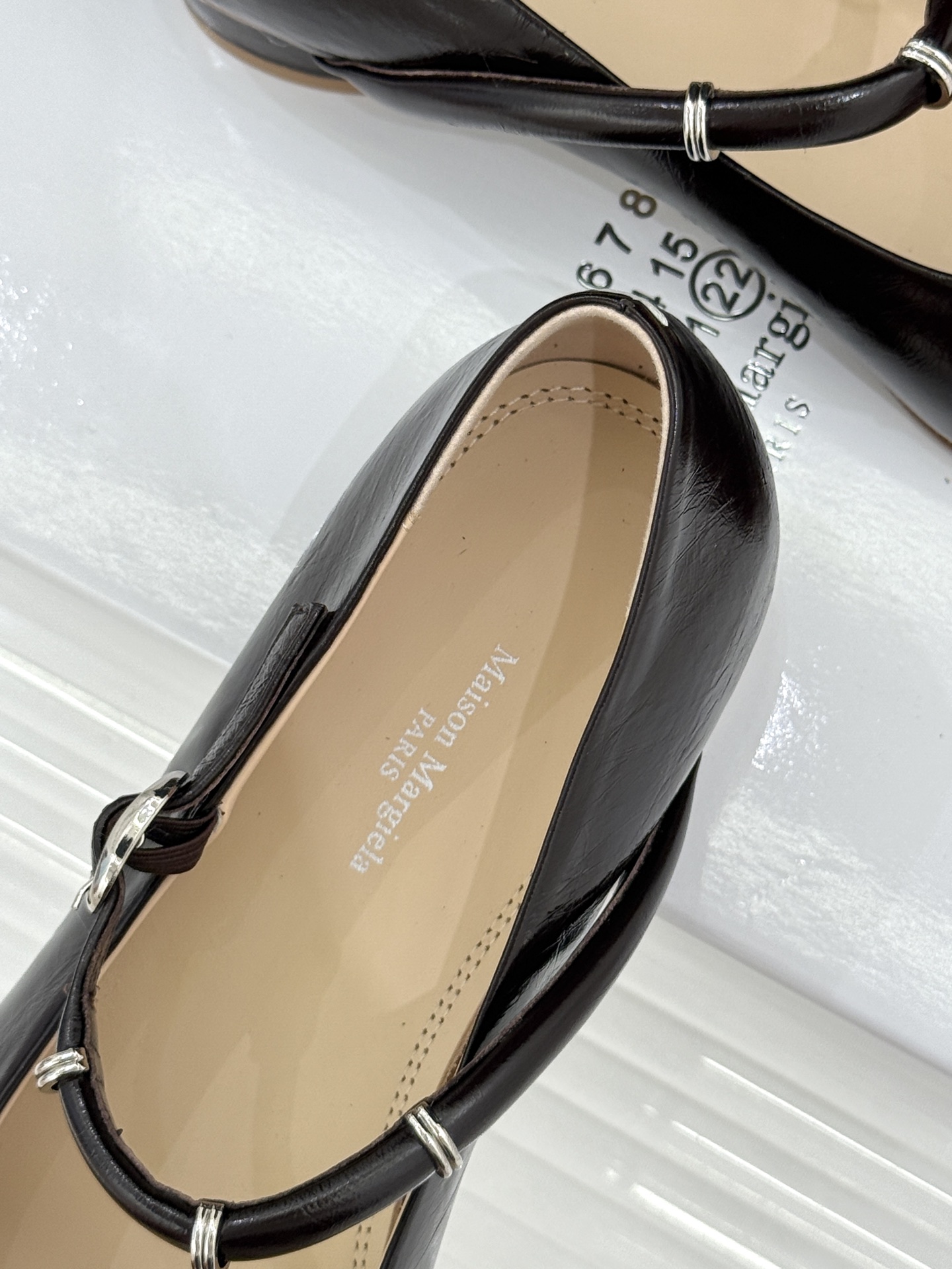 MaisonMargiela|MM6马吉拉 复古分趾玛丽珍鞋 谁懂马吉拉这双的魅力 复古分趾玛丽珍鞋型 招牌分趾灵魂设计 MaisonMargiela|MM6马吉拉 复古分趾玛丽珍鞋 谁懂马吉拉这双的魅力 复古分趾玛丽珍鞋型 招牌分趾灵魂设计