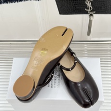 MaisonMargiela|MM6马吉拉 复古分趾玛丽珍鞋 谁懂马吉拉这双的魅力 复古分趾玛丽珍鞋型 招牌分趾灵魂设计 MaisonMargiela|MM6马吉拉 复古分趾玛丽珍鞋 谁懂马吉拉这双的魅力 复古分趾玛丽珍鞋型 招牌分趾灵魂设计