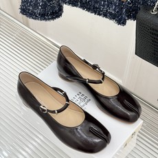 MaisonMargiela|MM6马吉拉 复古分趾玛丽珍鞋 谁懂马吉拉这双的魅力 复古分趾玛丽珍鞋型 招牌分趾灵魂设计 MaisonMargiela|MM6马吉拉 复古分趾玛丽珍鞋 谁懂马吉拉这双的魅力 复古分趾玛丽珍鞋型 招牌分趾灵魂设计