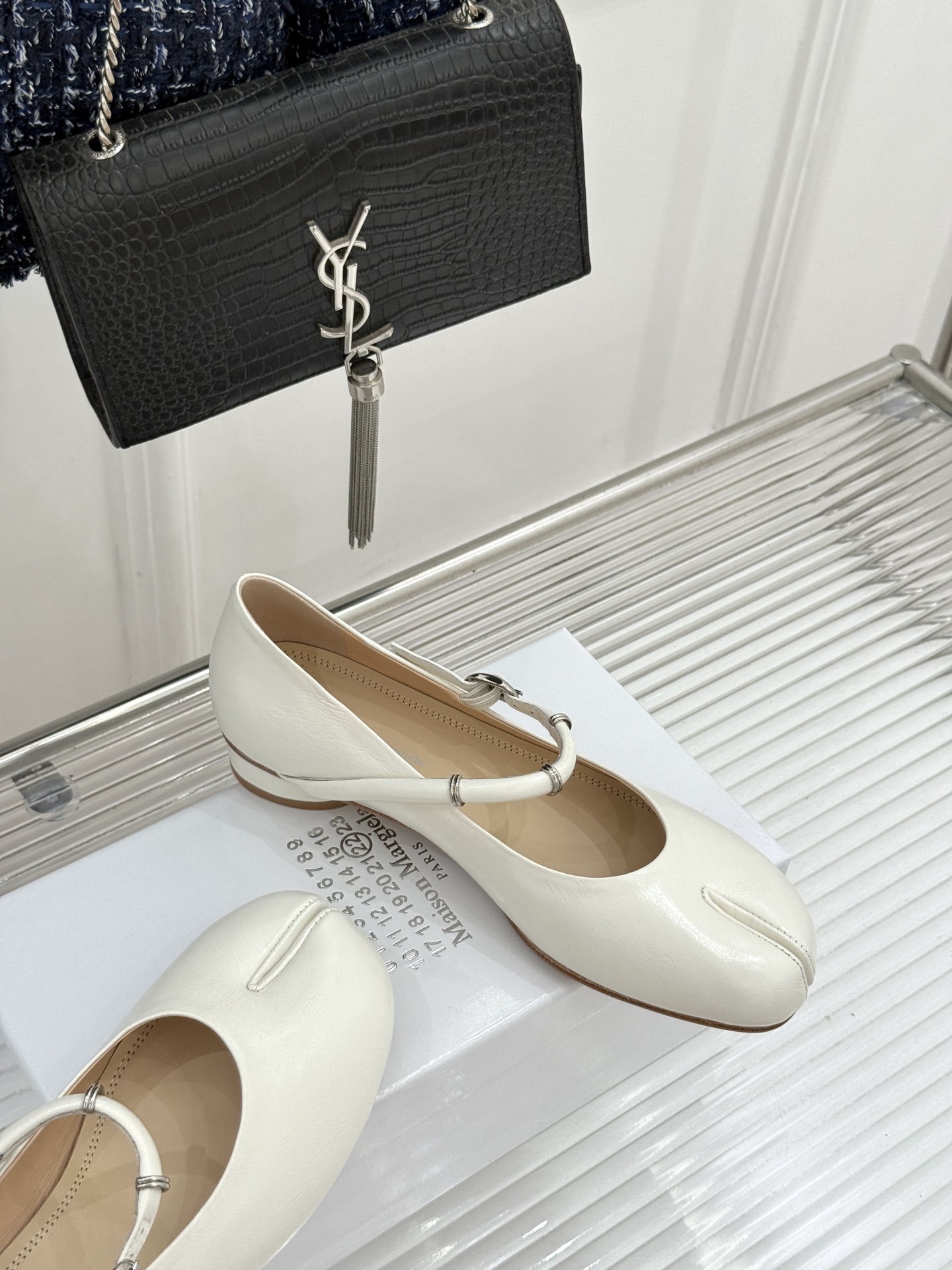 MaisonMargiela｜MM6马吉拉 复古分趾玛丽珍鞋 谁懂马吉拉这双的魅力 复古分趾玛丽珍鞋型 招牌分趾灵魂设计