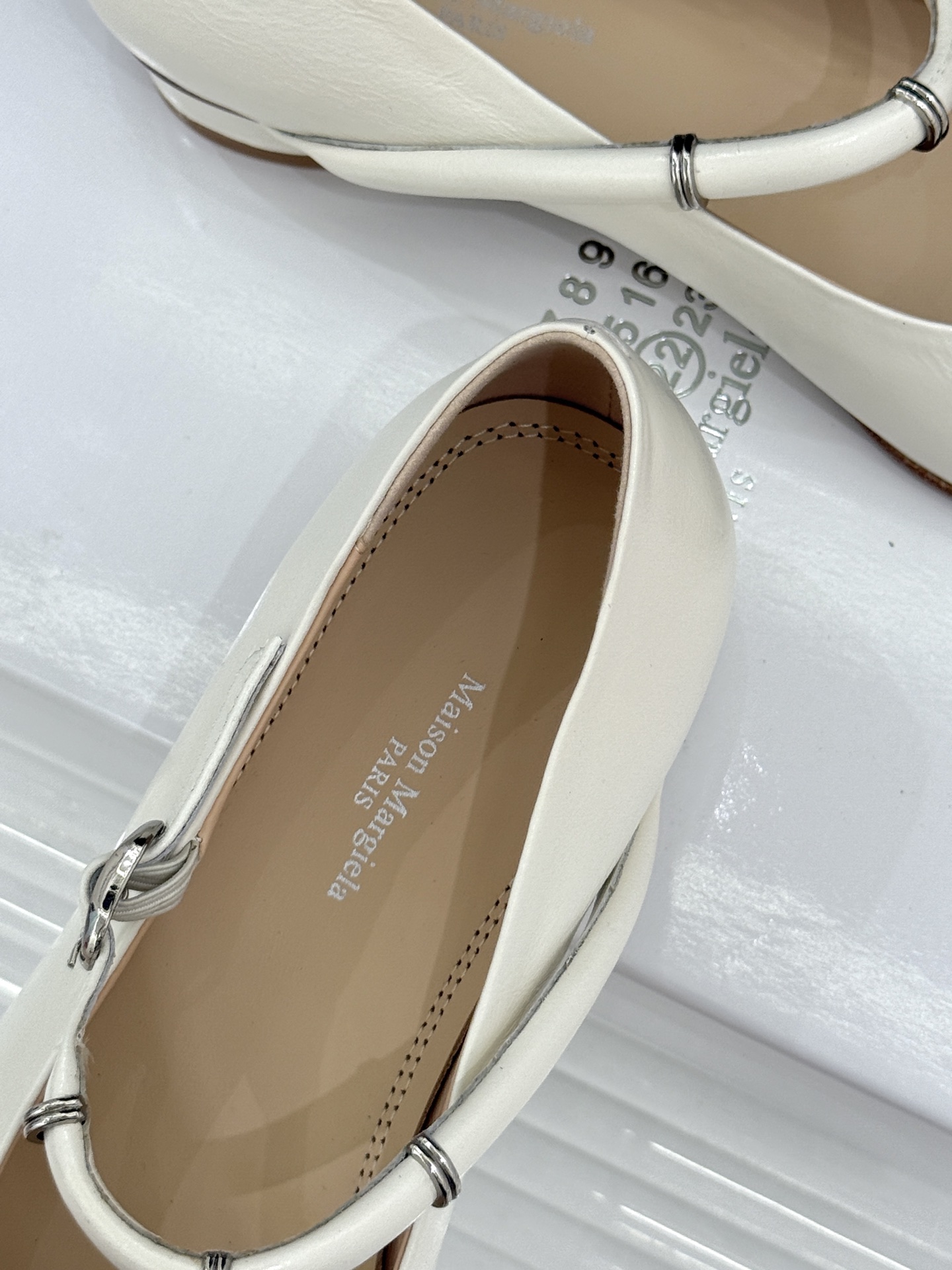 MaisonMargiela｜MM6马吉拉 复古分趾玛丽珍鞋 谁懂马吉拉这双的魅力 复古分趾玛丽珍鞋型 招牌分趾灵魂设计