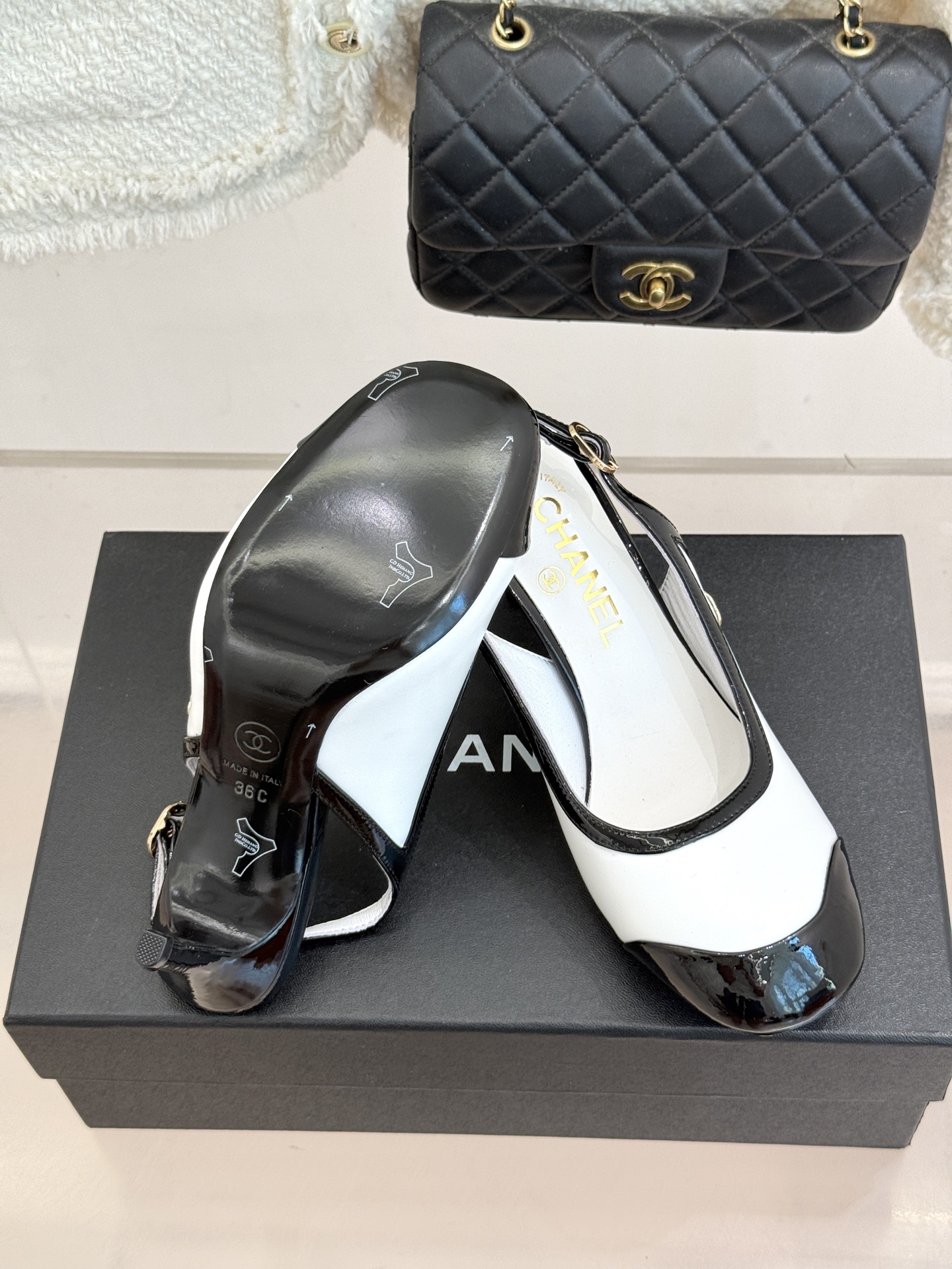 CHANE*｜小香26B新品拼色 中空高跟凉鞋 鞋柜百搭宝藏款 时髦精必入款 标志性双C五金点缀鞋身 中空露肤显纤细 细