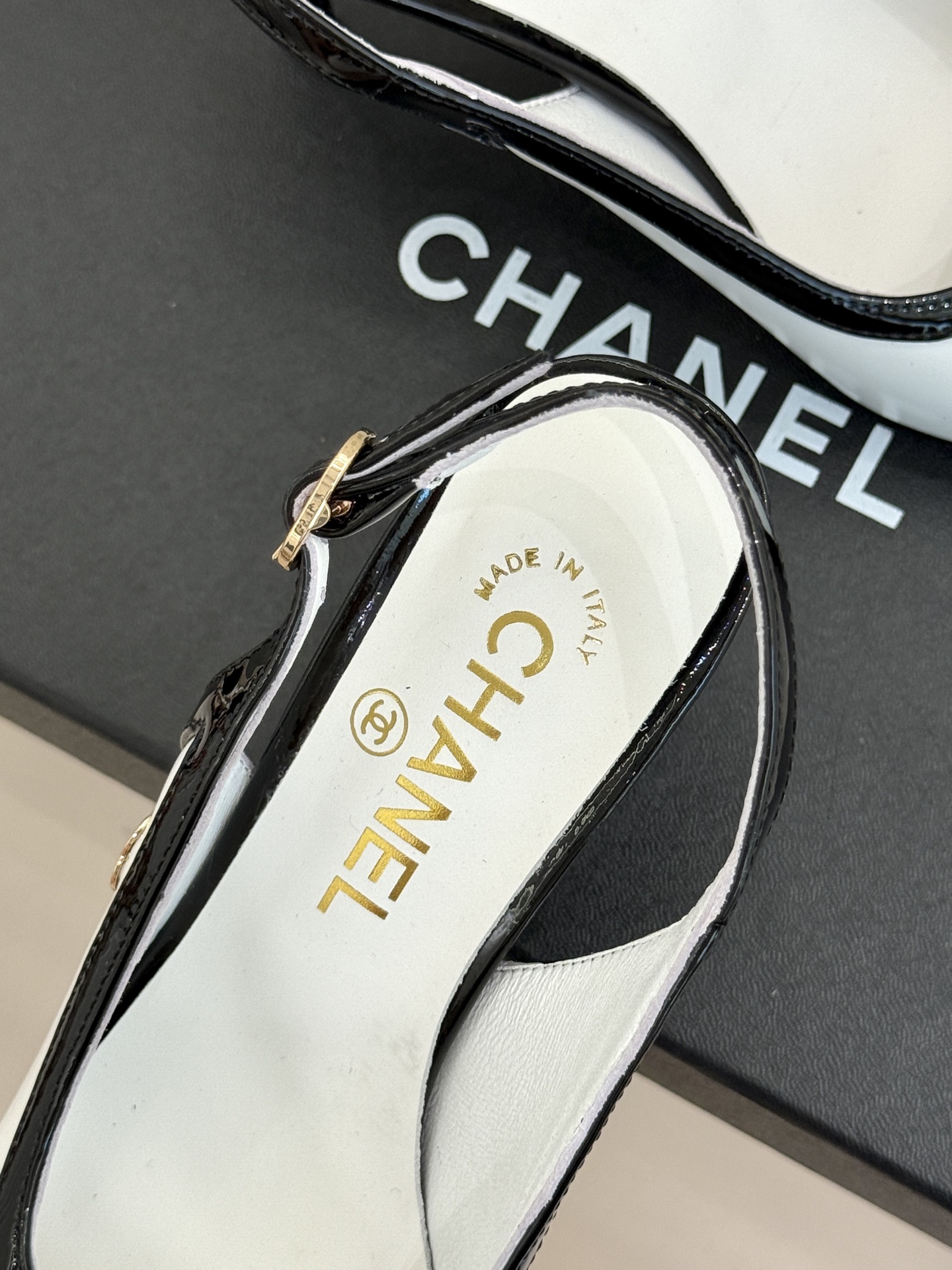 CHANE*｜小香26B新品拼色 中空高跟凉鞋 鞋柜百搭宝藏款 时髦精必入款 标志性双C五金点缀鞋身 中空露肤显纤细 细