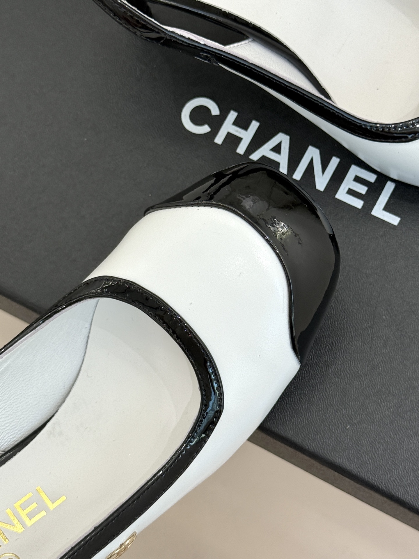 CHANE*｜小香26B新品拼色 中空高跟凉鞋 鞋柜百搭宝藏款 时髦精必入款 标志性双C五金点缀鞋身 中空露肤显纤细 细