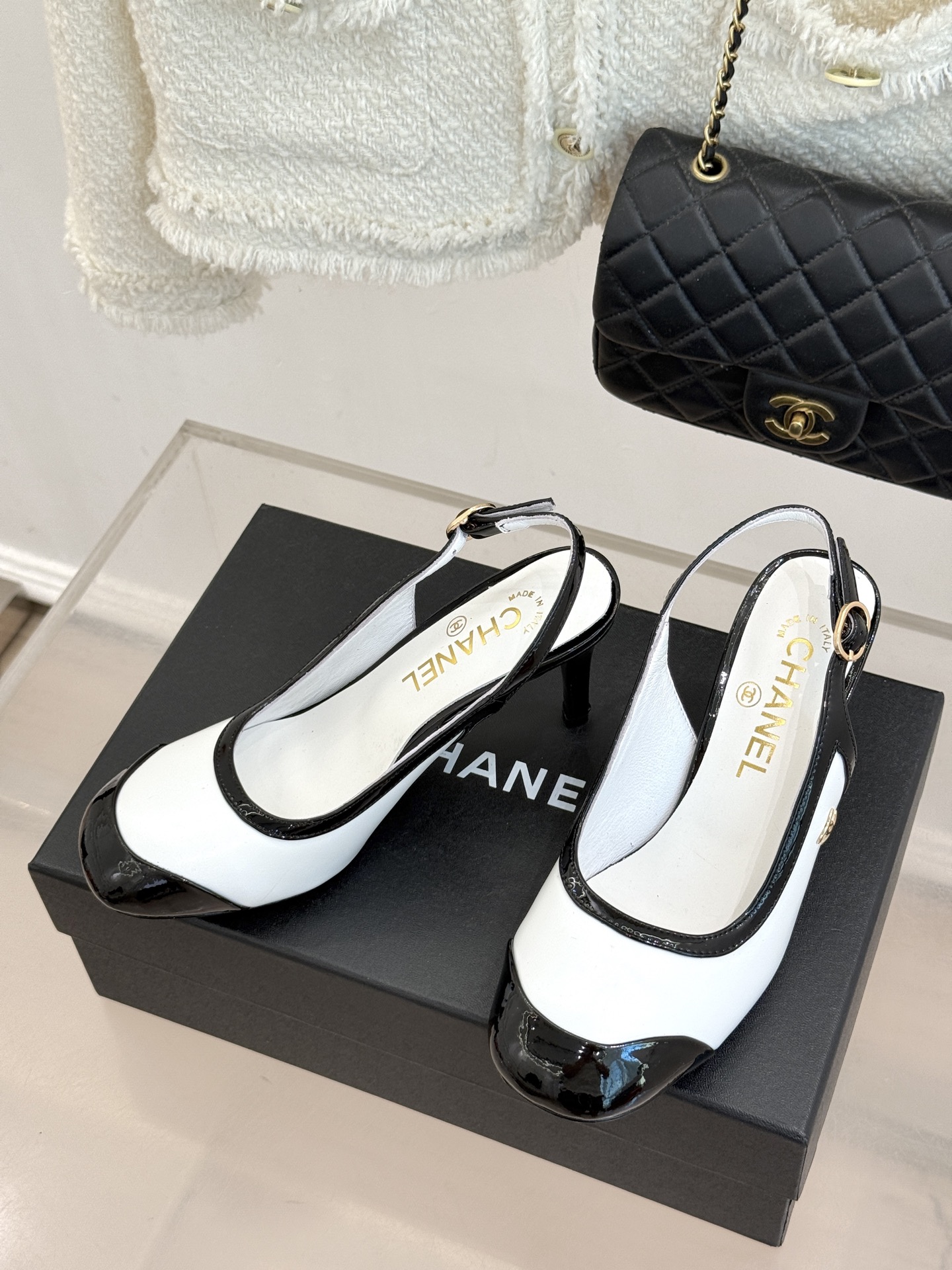 CHANE*｜小香26B新品拼色 中空高跟凉鞋 鞋柜百搭宝藏款 时髦精必入款 标志性双C五金点缀鞋身 中空露肤显纤细 细