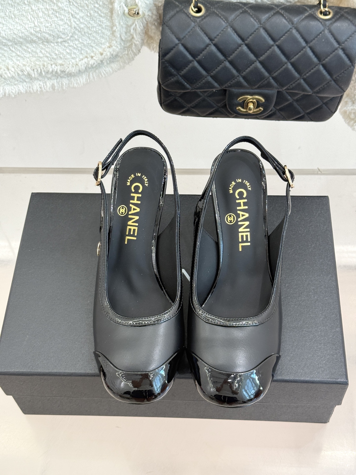 CHANE*｜小香26B新品拼色 中空高跟凉鞋 鞋柜百搭宝藏款 时髦精必入款 标志性双C五金点缀鞋身 中空露肤显纤细 细