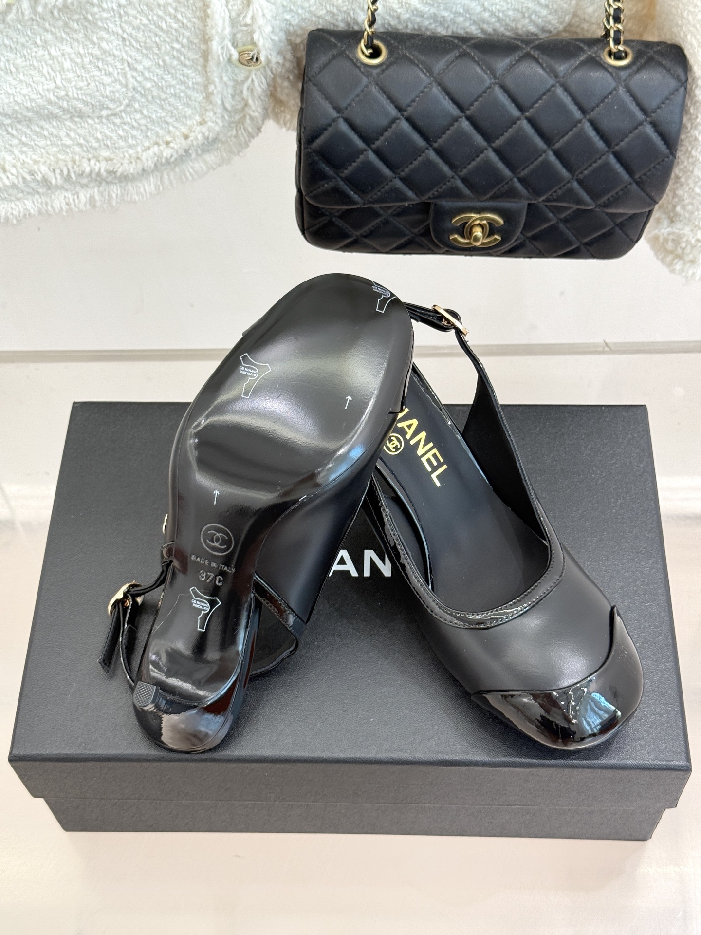 CHANE*｜小香26B新品拼色 中空高跟凉鞋 鞋柜百搭宝藏款 时髦精必入款 标志性双C五金点缀鞋身 中空露肤显纤细 细