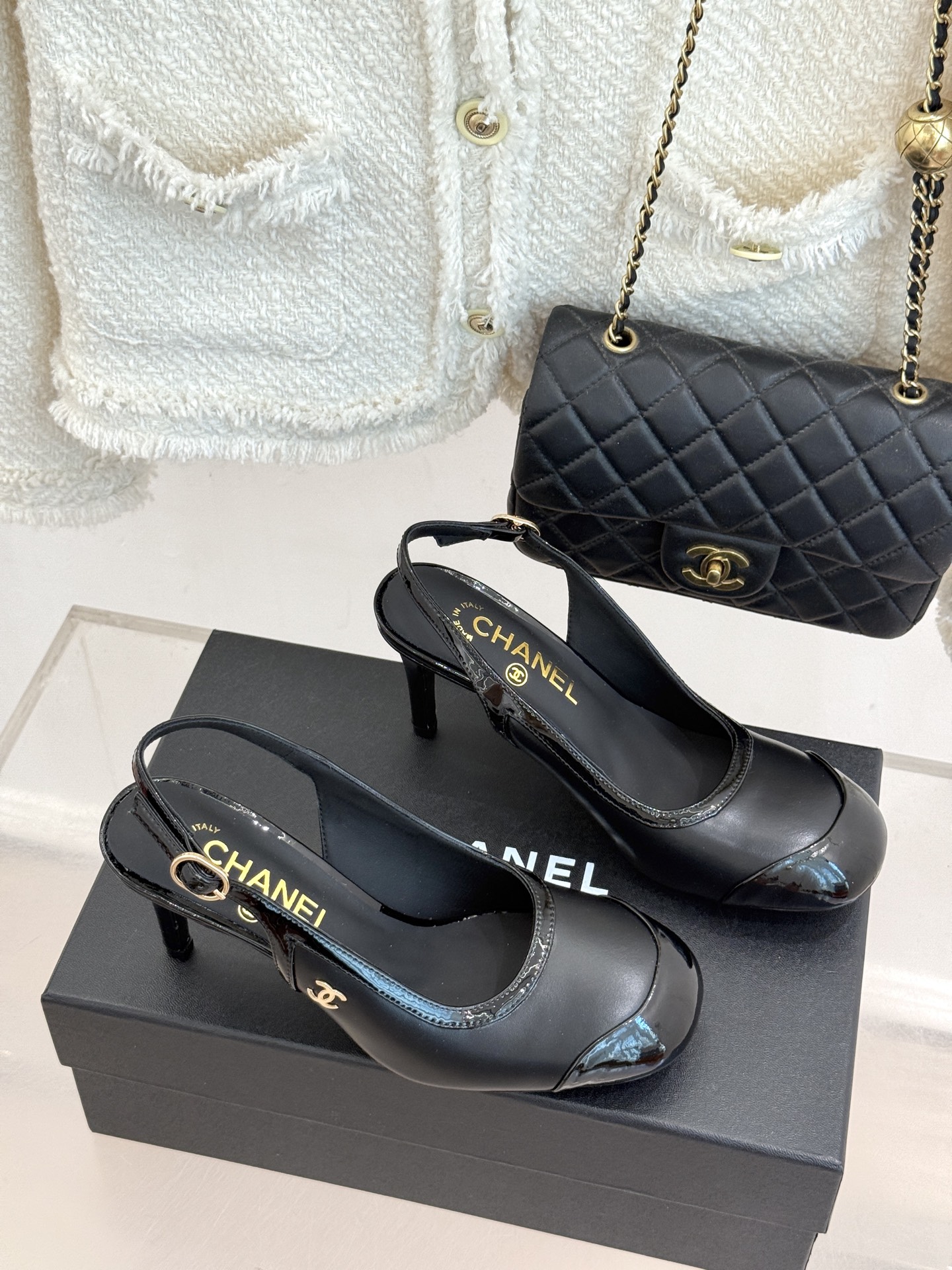 CHANE*｜小香26B新品拼色 中空高跟凉鞋 鞋柜百搭宝藏款 时髦精必入款 标志性双C五金点缀鞋身 中空露肤显纤细 细